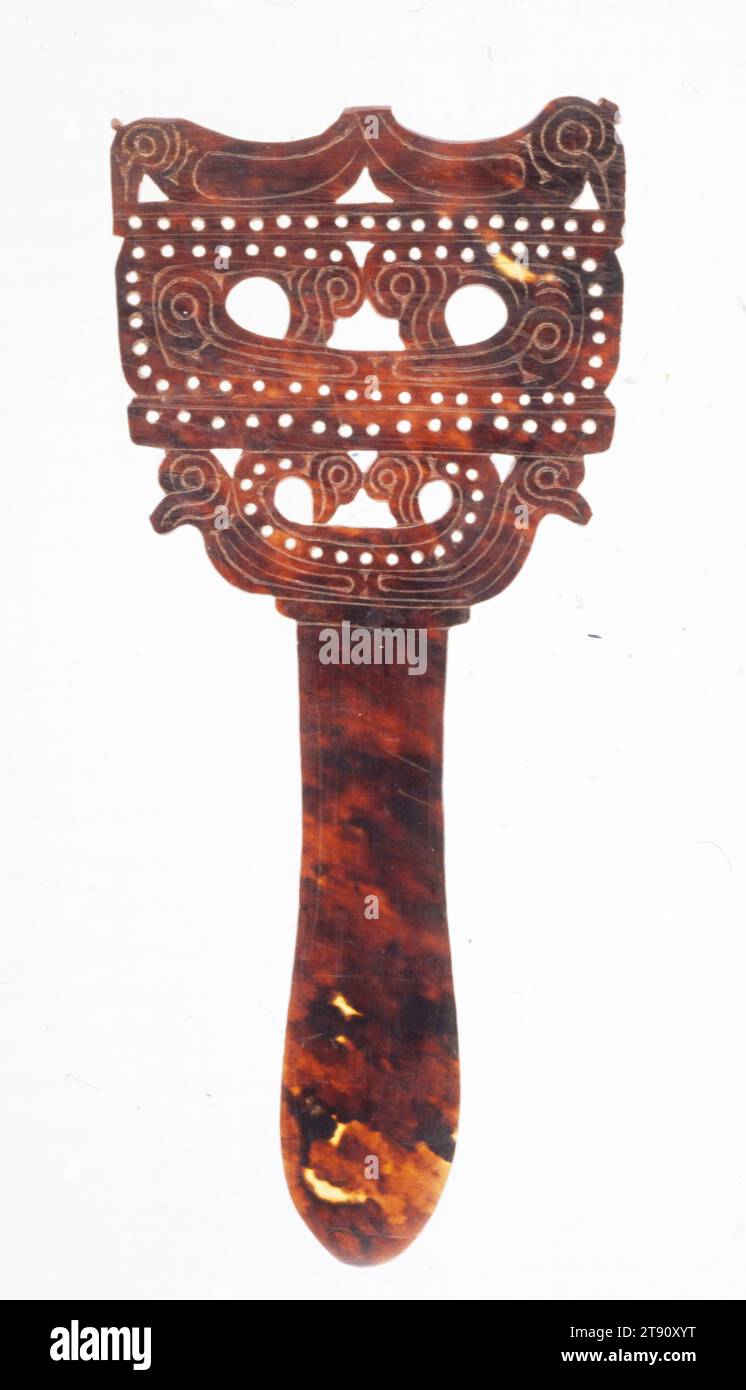 Spatola, 20° secolo, 1/16 x 7 3/4 x 3 3/8" (0,16 x 19,69 x 8,57 cm), guscio tartaruga, Papua nuova Guinea, XX secolo, Betel chewing è una pratica comune in India, Indonesia e Oceania. Spesso chiamata noce di betel, un "mastice" consiste in realtà di tre componenti: Una pasta fatta dal nocciolo tritato di una noce di palma di areca, il frutto o la foglia della pianta di betel-pepe, e una quantità di calce in polvere, ottenuta da corallo o guscio bruciati. Spesso questa combinazione assume la forma di un piccolo pacchetto di dimensioni ridotte, posto nella guancia e masticato in modo simile al tabacco da masticare Foto Stock
