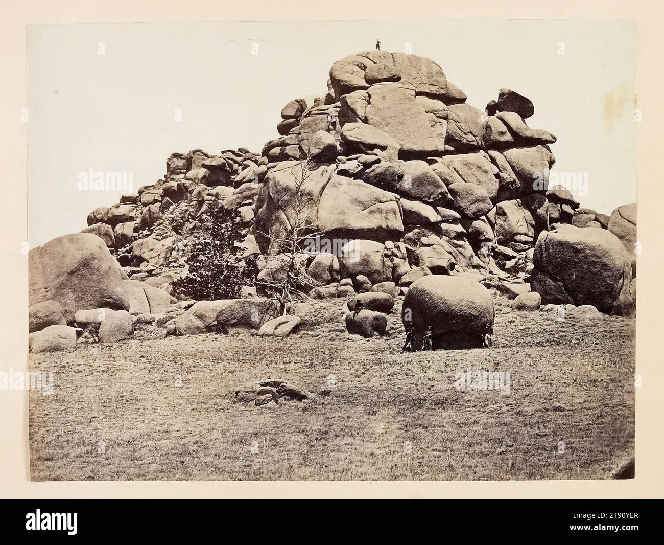 Skull Rock (Granite), Sherman Station, Laramie Mountains, c. 1870, Andrew Joseph Russell; autore: Ferdinand V. Hayden, americano, 1830 - 1902, 6 x 7 7/8 pollici (15,24 x 20 cm) (immagine)9 1/4 x 11 15/16" (23,5 x 30,32 cm) (Mount), stampa albume, Stati Uniti, XIX secolo Foto Stock