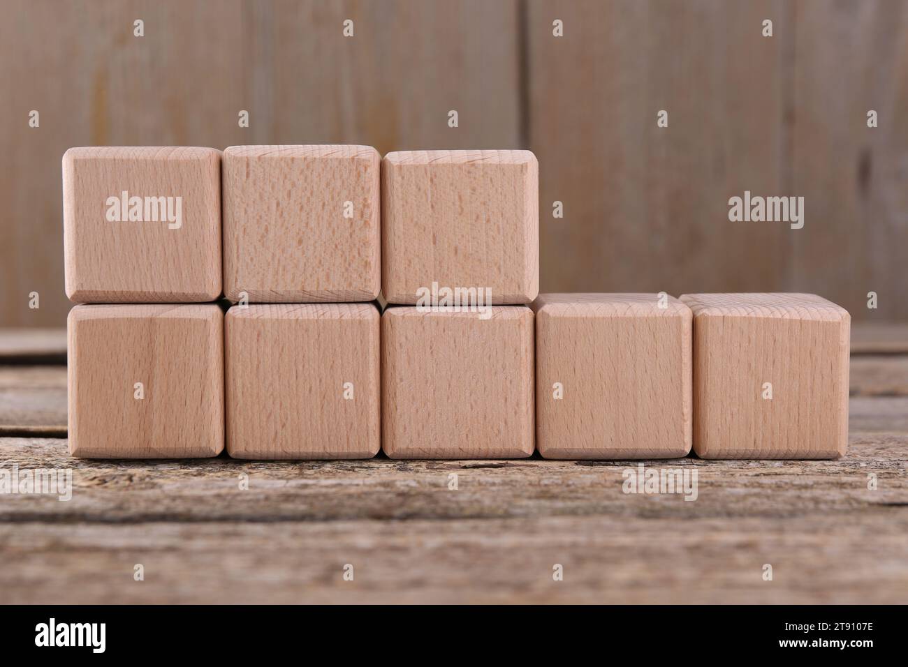 International Organization for Standardization (Organizzazione internazionale per la standardizzazione). Cubi con abbreviazione ISO 22000 su tavola in legno Foto Stock