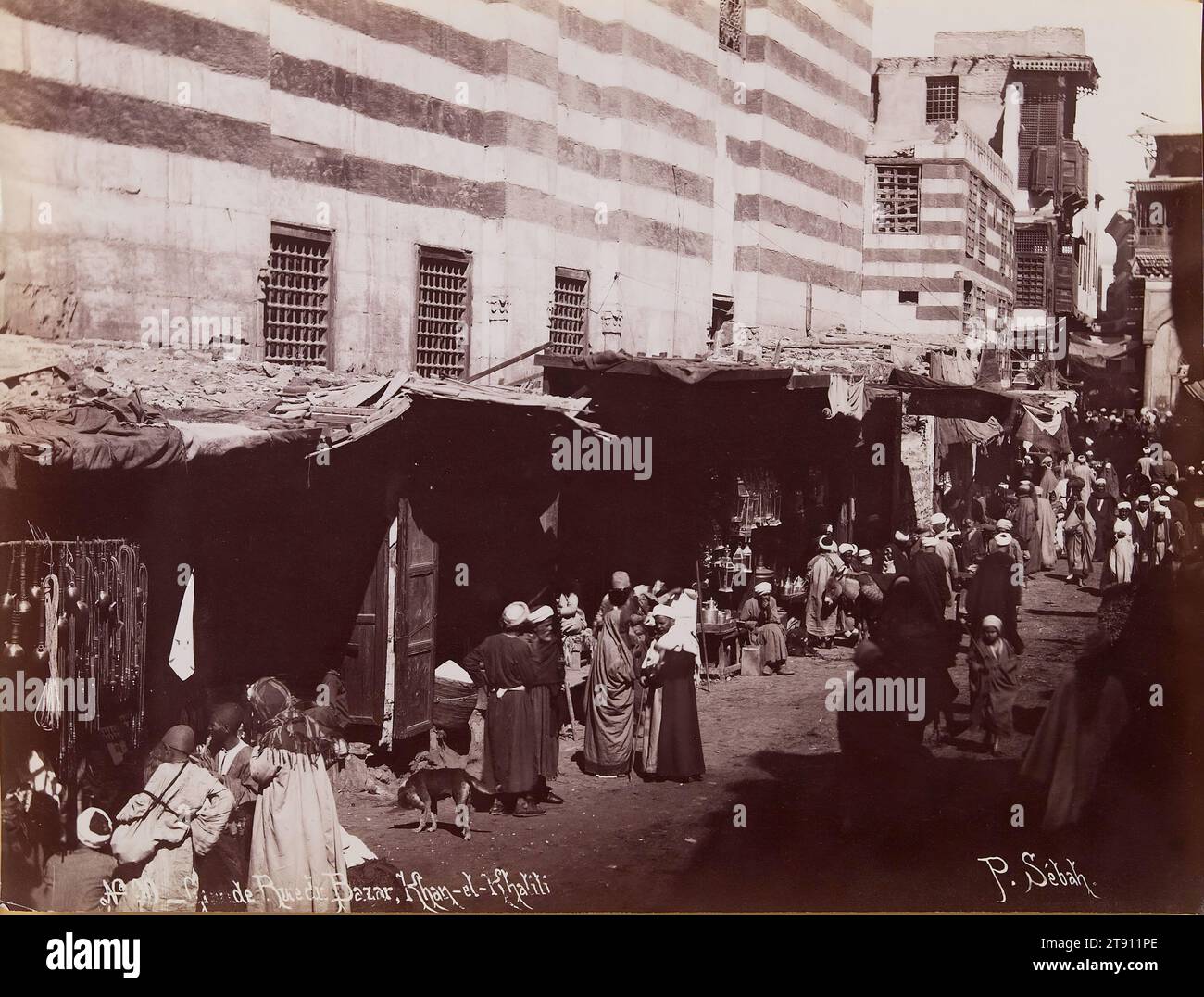 Grande rue de Bazar, Khan-el-Khalili, XIX secolo, Pascal Sebah, turco, 1823 - 1886, 3/4 x 1/4 pollici (19,69 x 26,04 cm) (immagine, foglio), stampa albume, Turchia, XIX secolo Foto Stock