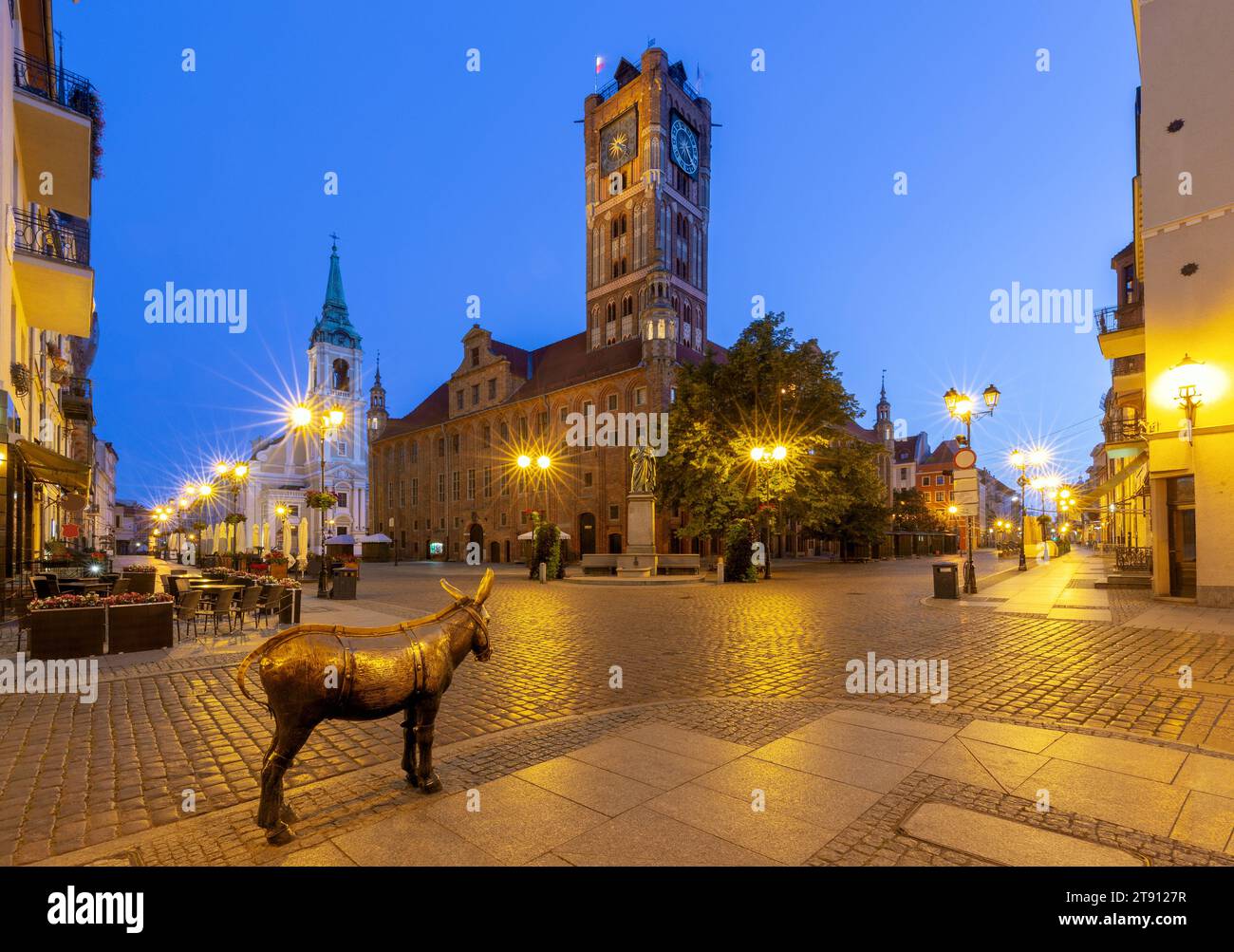 Piazza del mercato vecchia e edificio del Municipio illuminati di notte. Corri. Polonia. Foto Stock