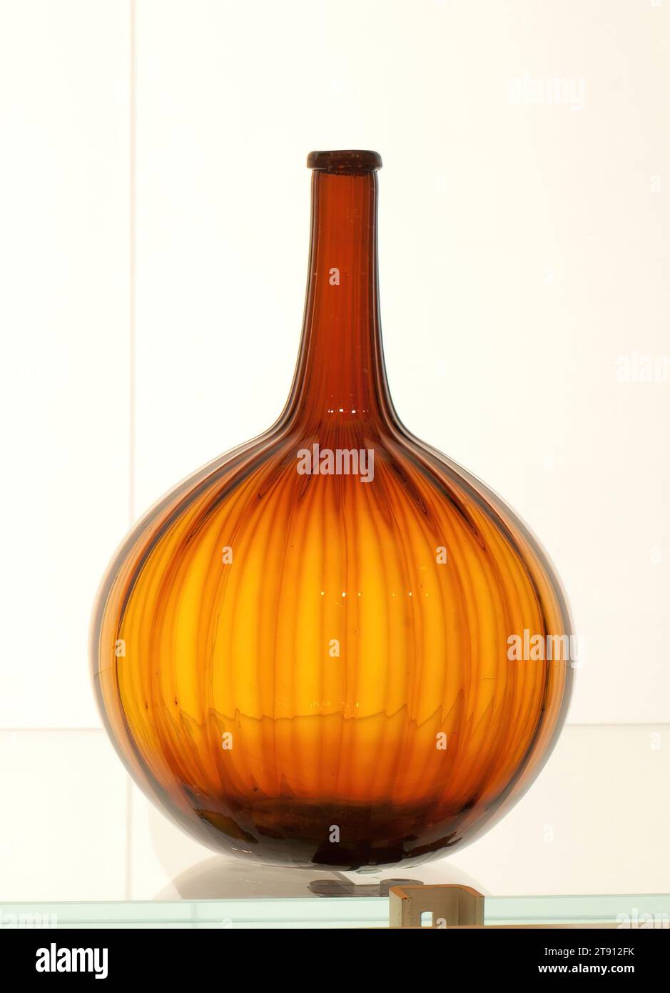 Globular Bottle, 19th Century, Zanesville Glass Manufacturing Company, (Zanesville, Ohio), 9 1/4in. (23,5 cm), vetro, Stati Uniti, XIX secolo Foto Stock