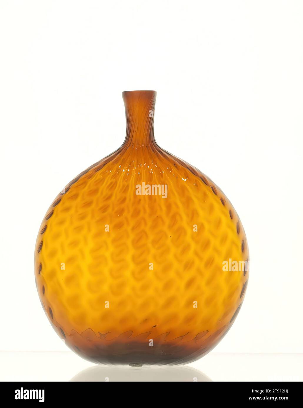Grandfather's Flask, 19th Century, Zanesville Glass Manufacturing Company, (Zanesville, Ohio), 8 3/4 x 7 1/4". (22,2 x 18,4 cm), vetro, Stati Uniti, XIX secolo Foto Stock