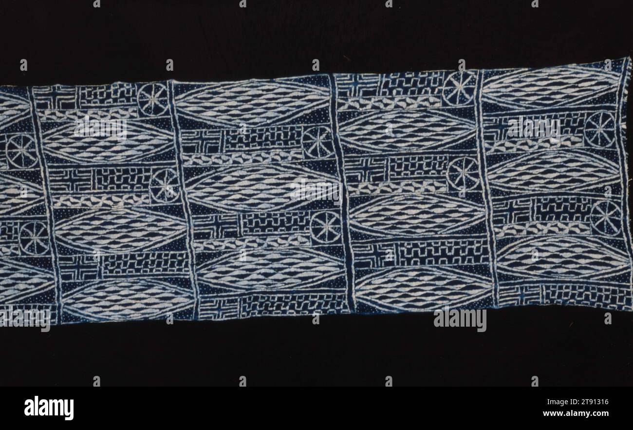 Royal Cloth, 20th Century, 308 x 41" (782,3 x 104,1 cm), cotone; la rafia resiste all'indaco tinto, Camerun, XX secolo, in Camerun, un re Baileke si circonda di elaborate esposizioni visive che dichiarano il suo potere economico, politico e religioso. Grandi panni ndop (questo è lungo 25 piedi) sono usati per distinguere gli spazi rituali reali e spesso forniscono uno sfondo per un aspetto del re Foto Stock