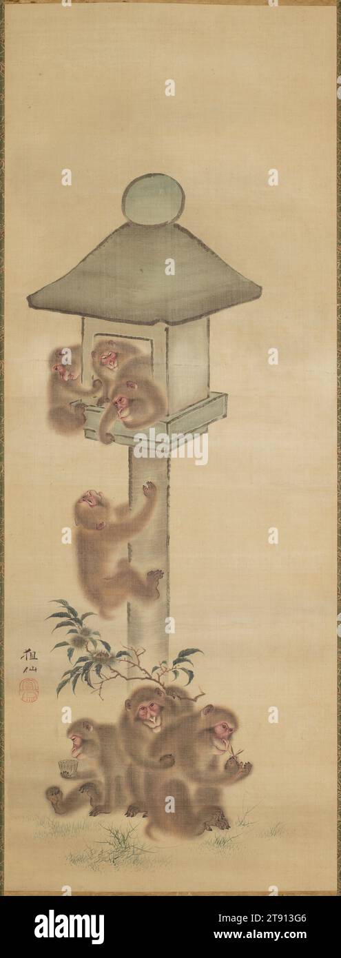 Scimmie che giocano su una Lanterna di pietra, inizio XIX secolo, Mori Sosen, giapponese, 1747 - 1821, 38 1/4 x 1/2 poll. (97,16 x 36,83 cm) (immagine), inchiostro e colore su seta, Giappone, XIX secolo, come artisti delle scuole Maruyama e Shijō, Sosen basò il suo stile su una stretta osservazione della natura. Le scimmie erano il suo soggetto preferito e si dice che abbia vissuto in montagna per tre anni al fine di osservarle nel loro habitat naturale. Più tardi nella vita adottò anche il nome d'arte "Sosen" che significa "scimmia maga della scimmia" Foto Stock