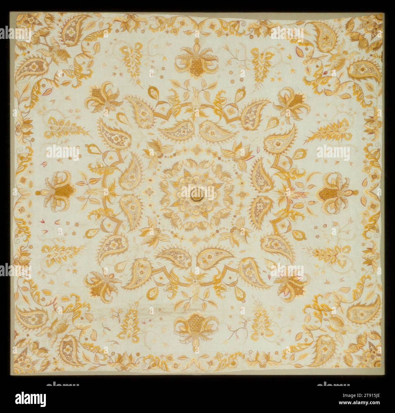 Copriletto, c. 1700, 61 x 61 poll. (154,94 x 154,94 cm), lino, seta; ricami con cuciture in raso, cuciture lunghe e corte, cuciture in mattoni, cordoncino e nodi francesi, India (probabilmente) per il mercato inglese, XVII-XVIII secolo, le prime case consistevano in un'unica grande stanza in cui si svolgevano tutte le attività domestiche. Le prime camere da letto erano poco più di un piccolo armadio dove il signore del "maniero" poteva andare per sfuggire al trambusto della vita domestica e per condurre affari in privato. Quando i proprietari terrieri divennero più prosperi, le case crebbero di più, e il numero e le dimensioni delle camere da letto aumentarono Foto Stock