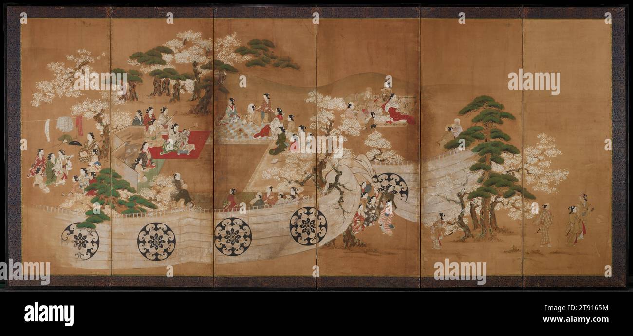 Cherry Viewing Party, prima metà del XVIII secolo, attribuito a Miyagawa Chōshun, giapponese, 1682 - 1752, 59 5/8 x 136 pollici. (151,45 x 345,44 cm) (pittura), inchiostro e colore su carta, Giappone, Nikuhitsu ukiyo-e, questo schermo colorato illustra un passatempo stagionale giapponese preferito, la vista dei ciliegi in fiore. All'interno di un recinto chiuso, gli uomini e le donne vestiti sontuosamente sono mostrati mentre si divertono con un gioco di marionette con l'accompagnamento della musica suonata sullo shamisen dal collo lungo. Alcuni membri del partito siedono davanti a un elegante paravento dipinto, dimostrando così come questi oggetti sono stati utilizzati Foto Stock