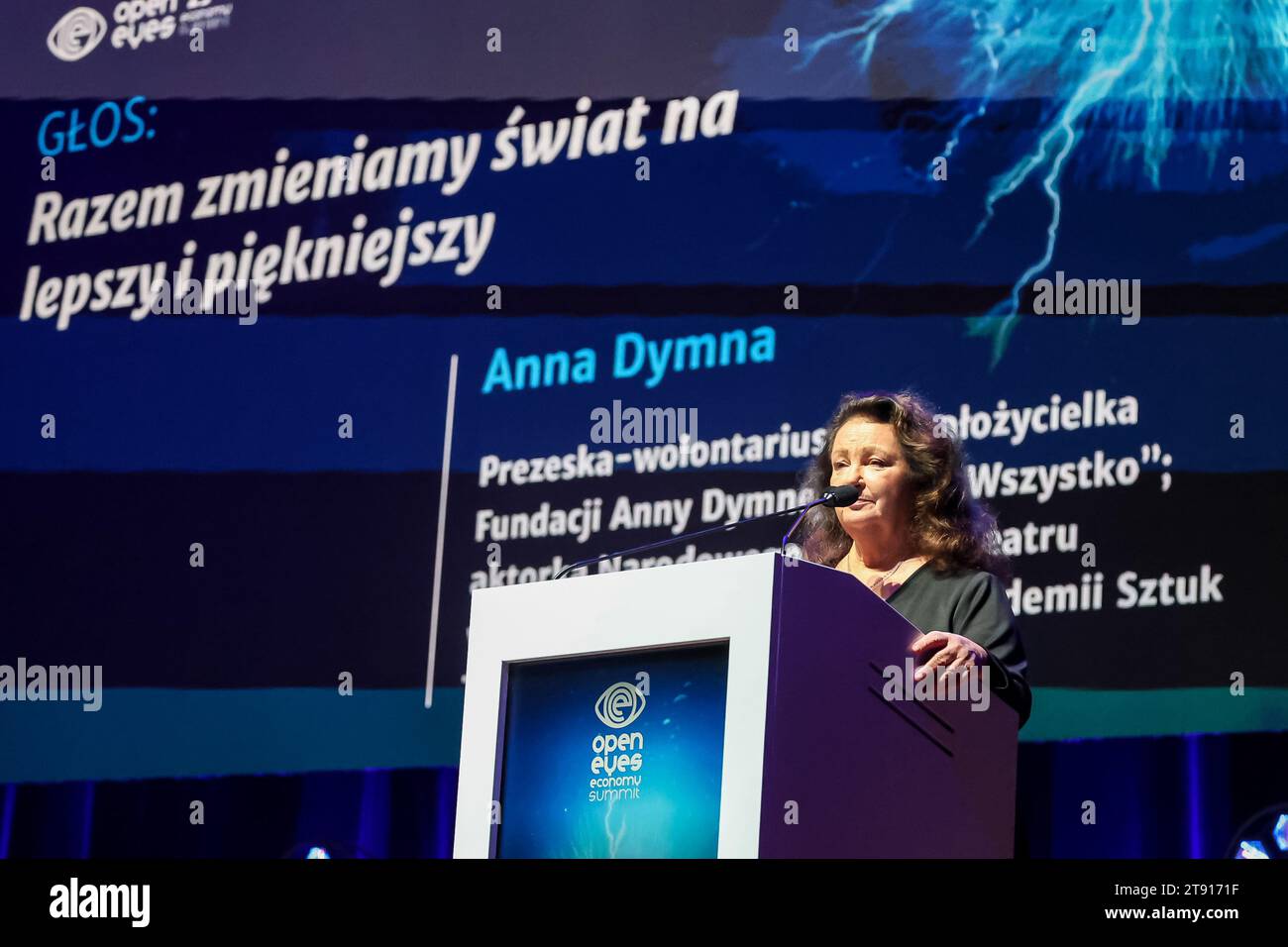 Cracovia, Polonia. 21 novembre 2023. L'attrice polacca, Anna Dymna parla durante la sessione di apertura mentre scienziati, attivisti e uomini d'affari si incontrano durante il primo giorno dell'8. Congresso Internazionale di economia - Open Eyes Economy Summit nel Centro Congressi ICE di Cracovia. L'incontro si concentra sulla questione delle imprese nel periodo del cambiamento climatico e dei percorsi di un'economia sostenibile. Credito: SOPA Images Limited/Alamy Live News Foto Stock