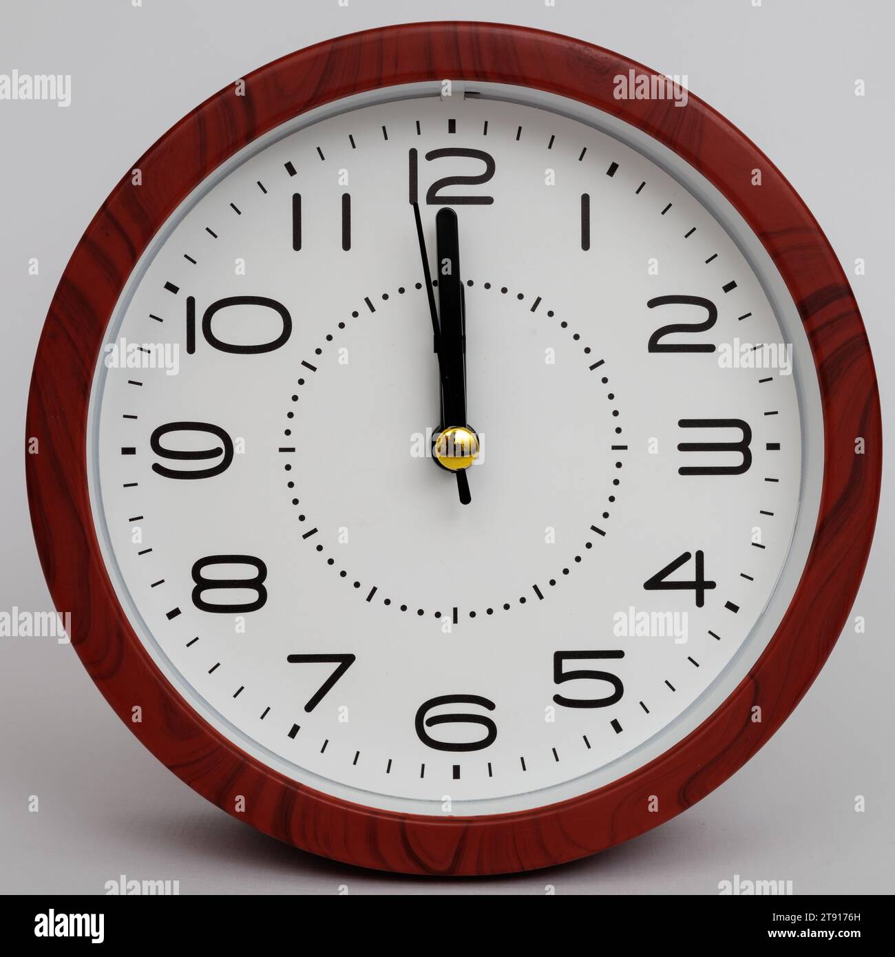 orologio analogico da tavolo isolato su sfondo bianco. cambio orologio a mezzanotte. secondi prima del nuovo anno. secondi prima del nuovo giorno. Foto Stock