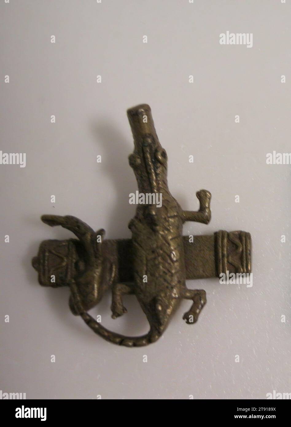 Coccodrillo Goldweight e pesce su tronco, XIX-XX secolo, 1 x 1 13/16 x 2 poll. (2,54 x 4,6 x 5,08 cm), Ottone, Ghana, XIX-XX secolo Foto Stock