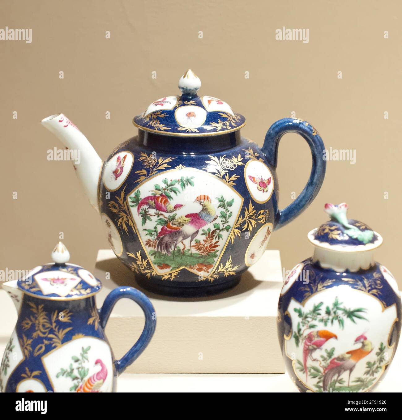 Teiera coperta, da un servizio di tè, 1765–70, Worcester Porcelain Works (alias Royal Worcester Porcelain Company), Worcester, England, est. 1751, 5 5/8 x 4 11/16 x 7 3/8 pollici (14,3 x 11,9 x 18,7 cm), Porcellana, Inghilterra, XVIII secolo, durante gli anni '1700, gli europei erano affascinati dai racconti di viaggio di luoghi esotici che pochi avrebbero effettivamente visitato, come Cina, Giappone e India. Al posto di incontri reali, le persone si circondarono di prodotti importati dall'Asia e dal Medio Oriente o influenzati da disegni orientali. Le fabbriche di ceramica inglesi come Worcester imitavano la ceramica cinese Foto Stock Teiera coperta, da un servizio di tè, 1765–70, Worcester Porcelain Works (alias Royal Worcester Porcelain Company), Worcester, England, est. 1751, 5 5/8 x 4 11/16 x 7 3/8 pollici (14,3 x 11,9 x 18,7 cm), Porcellana, Inghilterra, XVIII secolo, durante gli anni '1700, gli europei erano affascinati dai racconti di viaggio di luoghi esotici che pochi avrebbero effettivamente visitato, come Cina, Giappone e India. Al posto di incontri reali, le persone si circondarono di prodotti importati dall'Asia e dal Medio Oriente o influenzati da disegni orientali. Le fabbriche di ceramica inglesi come Worcester imitavano la ceramica cinese Foto Stock