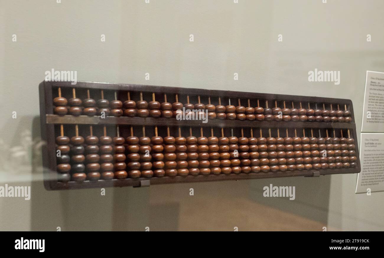 Abacus, c. 1800, 7 9/16 x 32 5/16 x 3/8 poll. (19,2 x 82,1 x 3,5 cm), legno duro Huang-hua-li e t'zu-tan, Cina, XVIII-XIX secolo, l'abaco cinese, un dispositivo di conteggio meccanico, è stato sviluppato circa 5.000 anni fa. Era costruito in legno e perline e poteva essere facilmente trasportato. La forma di abaco che conosciamo oggi è apparsa intorno al 1200 d.c. e si chiama suan-PAN. Questo tipo classico ha due teste sul piano superiore e cinque sul lato inferiore. Addizione, sottrazione, moltiplicazione e divisione sono possibili con l'abaco, e nelle mani di un operatore esperto, è più veloce di una calcolatrice meccanica Foto Stock