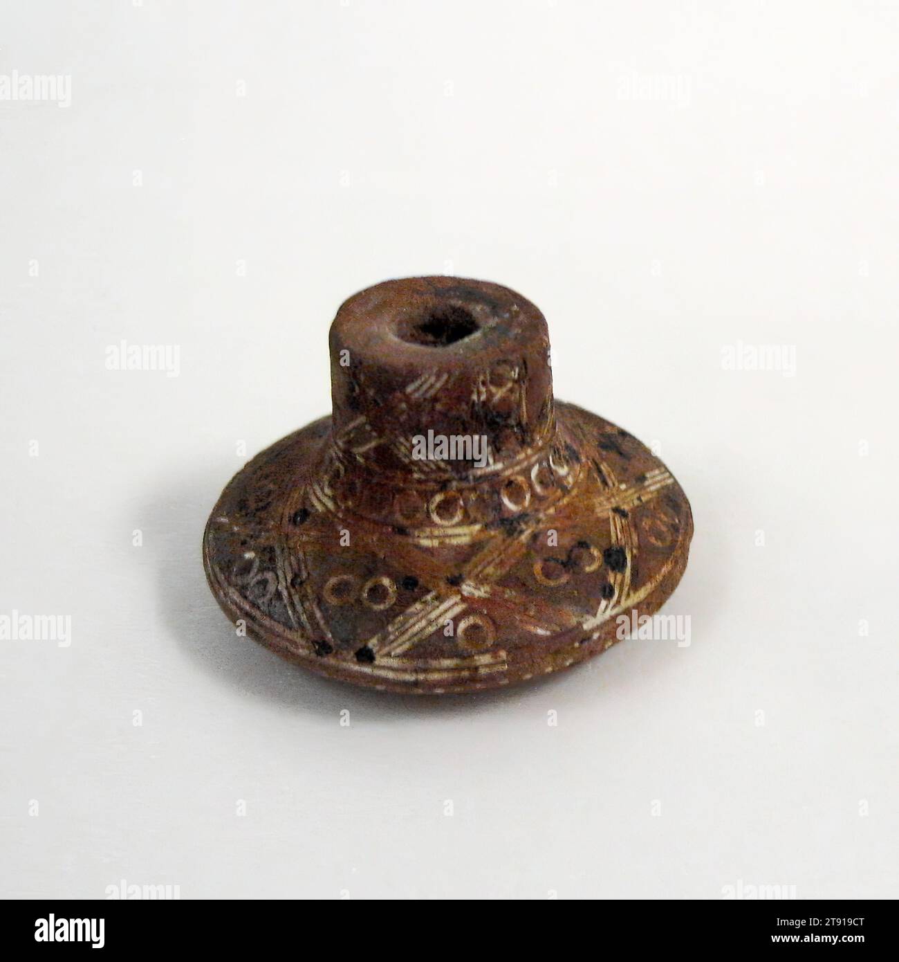 Mandrino, c. 800 BCE - 100 CE, 1 3/16 x 1 15/16 poll. (3 x 4,92 cm), terracotta, pigmento, Colombia, IX secolo a.C. - II secolo d.C. Foto Stock