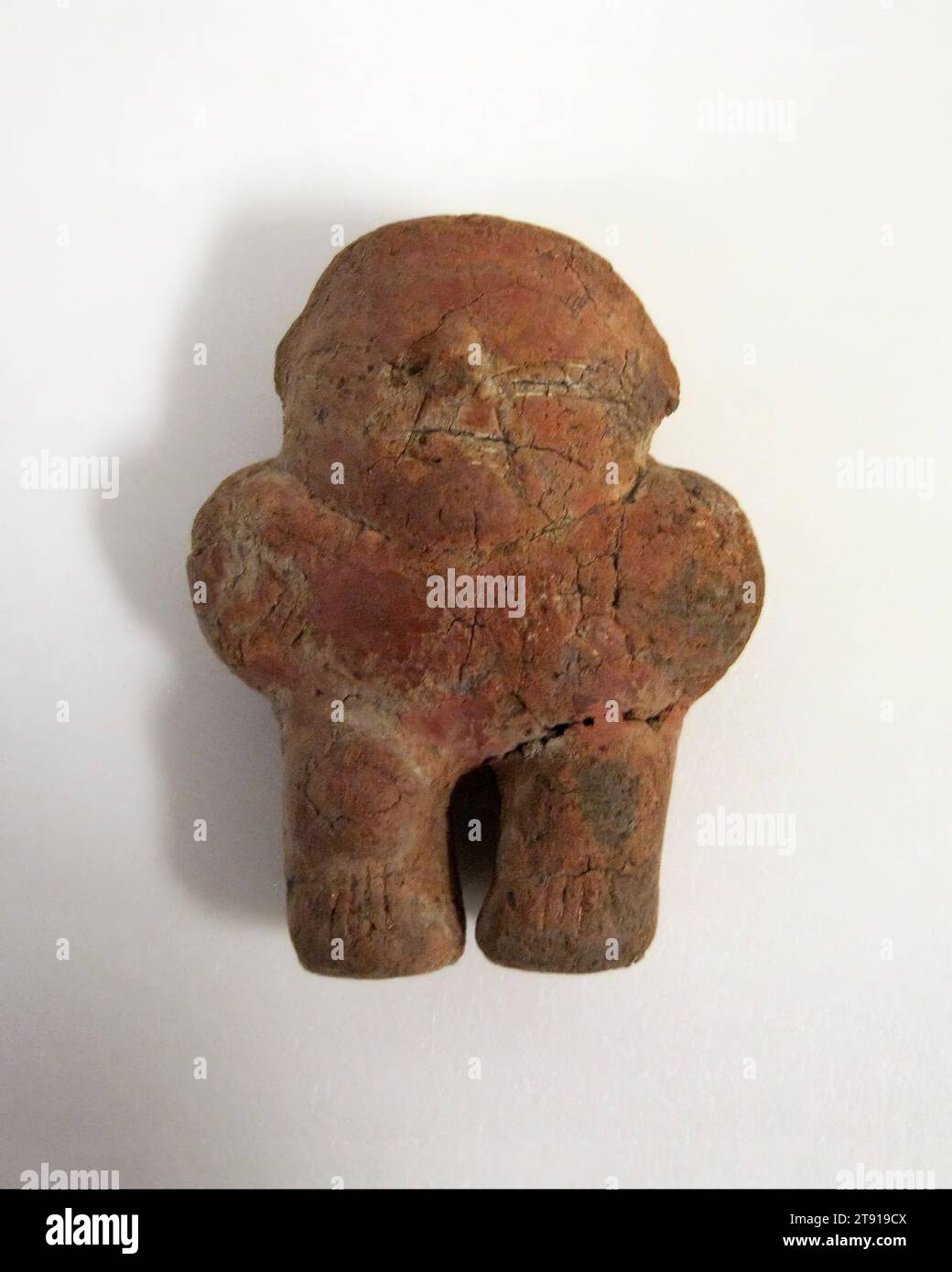 Figura in piedi, c. 800 BCE - 100 CE, 4 5/16 x 3 3/8 x 1 3/4 poll. (11 x 8,6 x 4,4 cm), Terra cotta, Colombia, IX secolo a.C. - II secolo d.C. Foto Stock