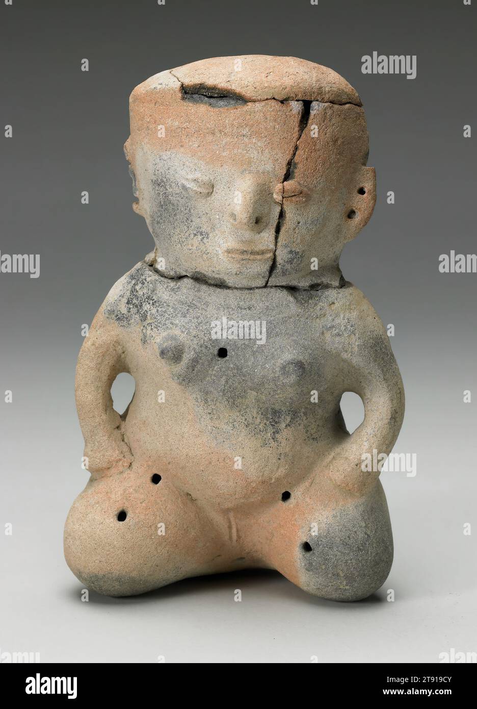 Figura femmina, c. 800 BCE - 100 CE, 8 7/8 x 5 3/8 x 3 11/16 pollici (22,5 x 13,7 x 9,4 cm), Terra cotta, Colombia, IX secolo a.C. - II secolo d.C. Foto Stock