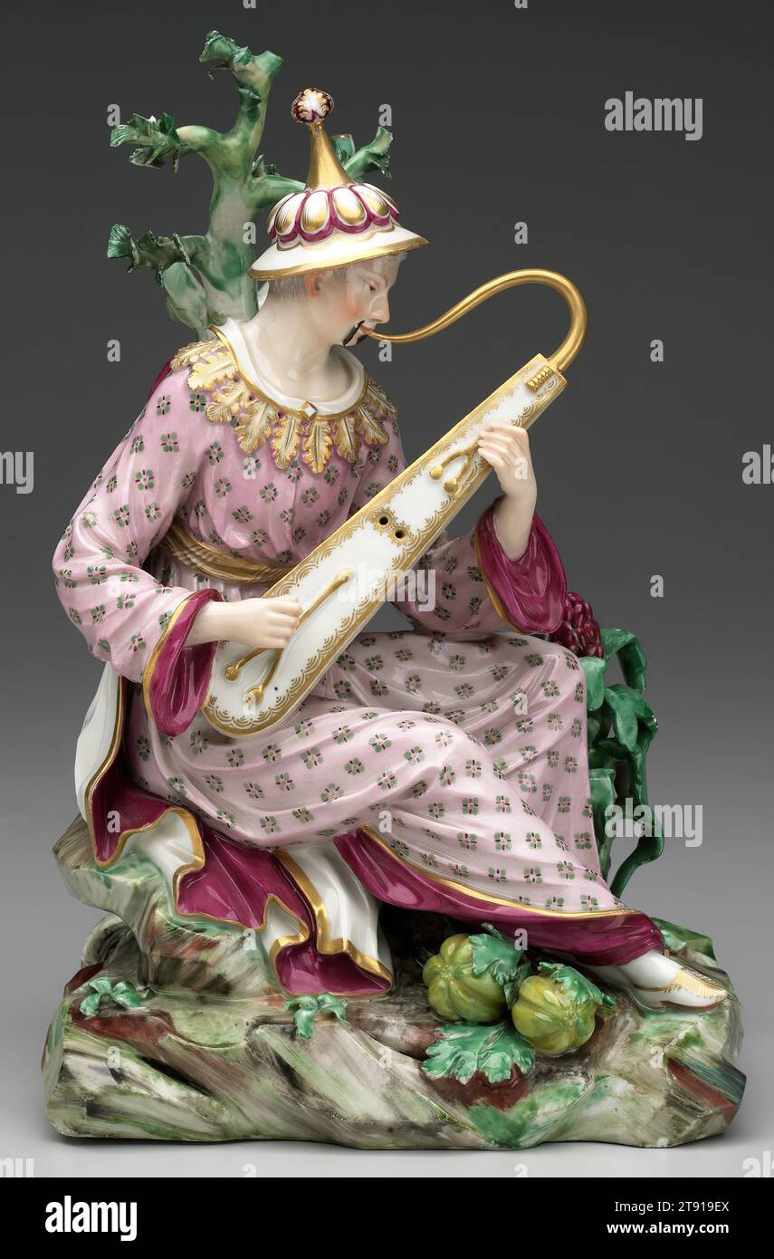Musicista cinese, uno di un paio, 1767, Joseph Weinmuller; produttore: Ludwigsburg Factory (Herzoglich-Königlichen Porzellan-Manufaktur), tedesco (Ludwigsburg), tedesco, 11 1/4 x 6 3/4 x 5 pollici (28,6 x 17,1 x 12,7 cm), Porcellana, Germania, XVIII secolo Foto Stock