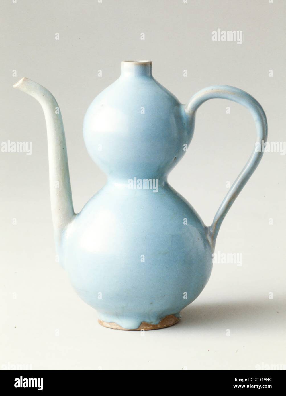 Ewer a doppia forma di zucca, XII secolo, 9 1/8 poll. (23,18 cm), Jun ware gres porcellaneo con smalto blu chiaro, Cina, XII secolo, l'inizio della ceramica jun è incerto, ma una grande quantità di forni scavati vicino all'antico sito della capitale Northern Sung di Kaifeng nell'attuale provincia di Henan indica che iniziò durante il periodo Song settentrionale (960-1127). Sebbene originariamente fosse una ceramica imperiale, la grande richiesta di oggetti blu riccamente smaltati portò alla fondazione di forni in tutta la Cina e la sua popolarità continuò almeno attraverso la dinastia Yuan Foto Stock