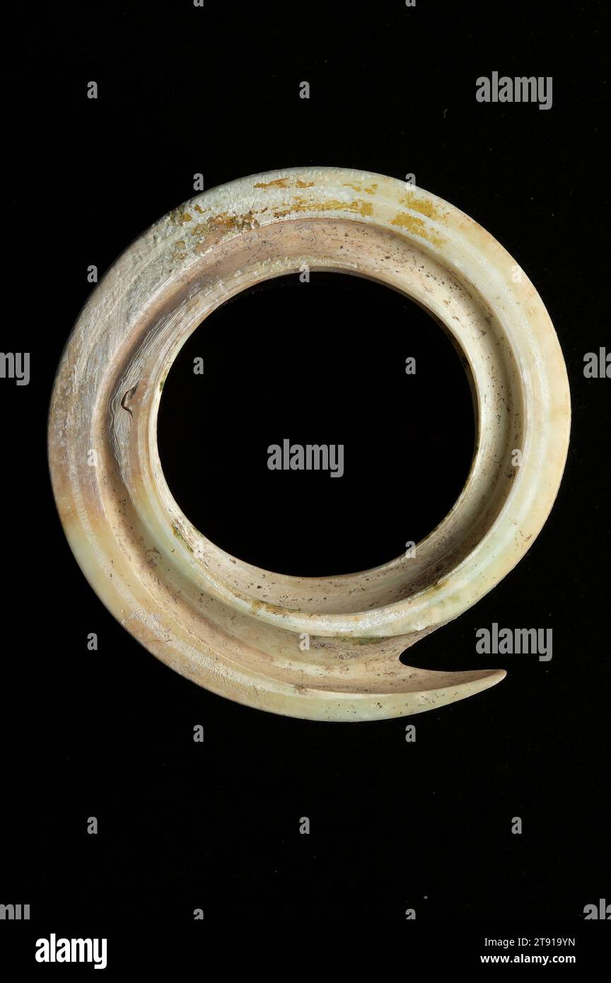 Bracciale, c. 1000 BCE, 4-1/4 x 4 x 11/16 pollici (10,8 x 10,2 x 1,7 cm), Conch Shell, Thailandia, XI-X secolo a.C., prima dell'adozione di giada, metallo e perline per gioielli raffinati, in gran parte del sud-est asiatico il guscio lucido era il materiale di scelta per l'ornamento personale. Gli scavi rivelano che gli ornamenti a conchiglia non erano offerte funerarie; invece, erano ornamenti indossati durante la vita delle persone. L'uso di conchiglie fornisce anche la prova di un commercio marittimo attivo, poiché le conchiglie interne sarebbero state troppo piccole e sottili per diventare gioielli. Foto Stock