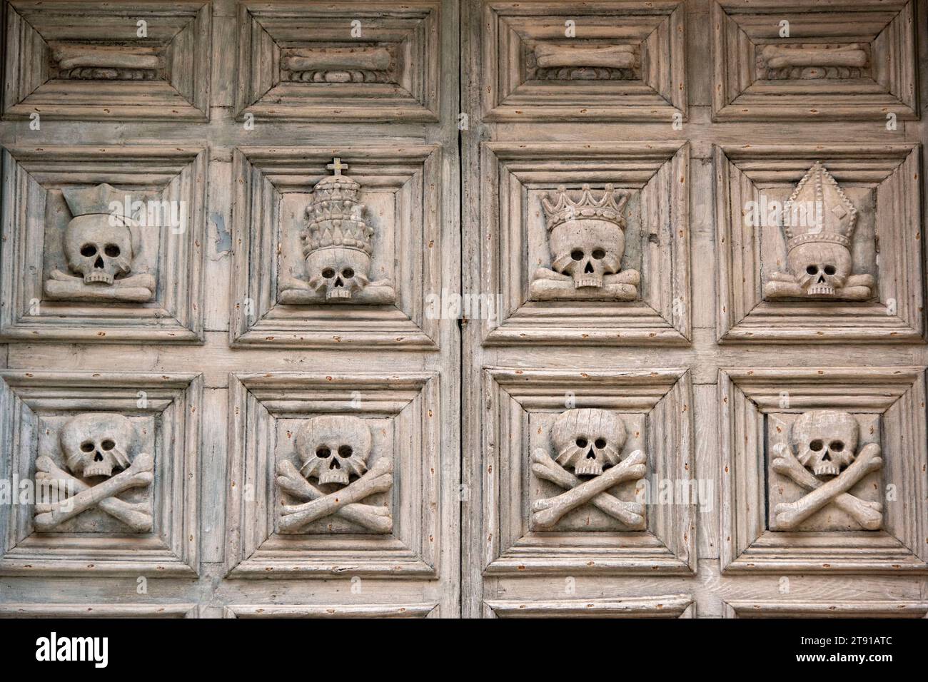 Porta in legno nella Chiesa del Purgatorio - Matera - Italia Foto Stock