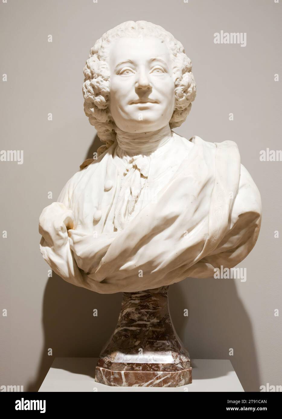 Ritratto Busto di M. de Neuville, Capitano di Artiglieria e Comptroller generale, c. 1780, Jean-Jacques Caffieri, francese, 1725–1792, 3/4 x 1/2 x 20 pollici (55,25 x 57,15 x 50,8 cm), Marble, Francia, XVIII secolo, oggetto di questo busto, Monsieur de Neuville (1701-1780), servì come capitano di artiglieria e un fermier général (esattore generale delle tasse), uno di un gruppo selezionato di uomini che riscossero le tasse per la monarchia francese. Jean Galliard de la Bouëxière, il proprietario originale del Grand Salon, fu anche un fermier général dal 1722 al 1758 Foto Stock