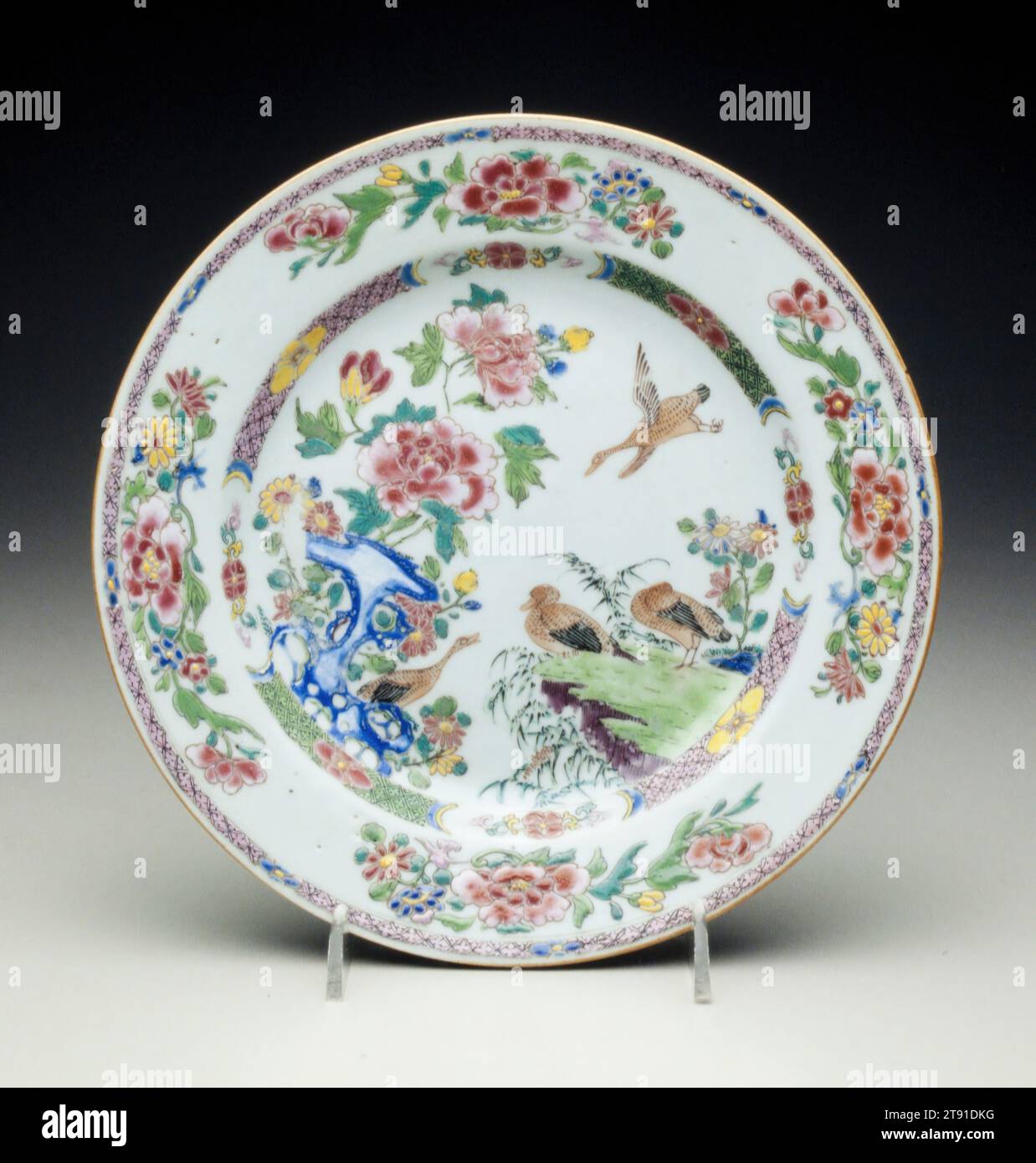 Piatto rosa Famille, c. 1735-1740, 1 3/16 x 7/8 poll. (3,02 x 22,54 cm), porcellana con decorazione smaltata, Cina, XVIII secolo Foto Stock