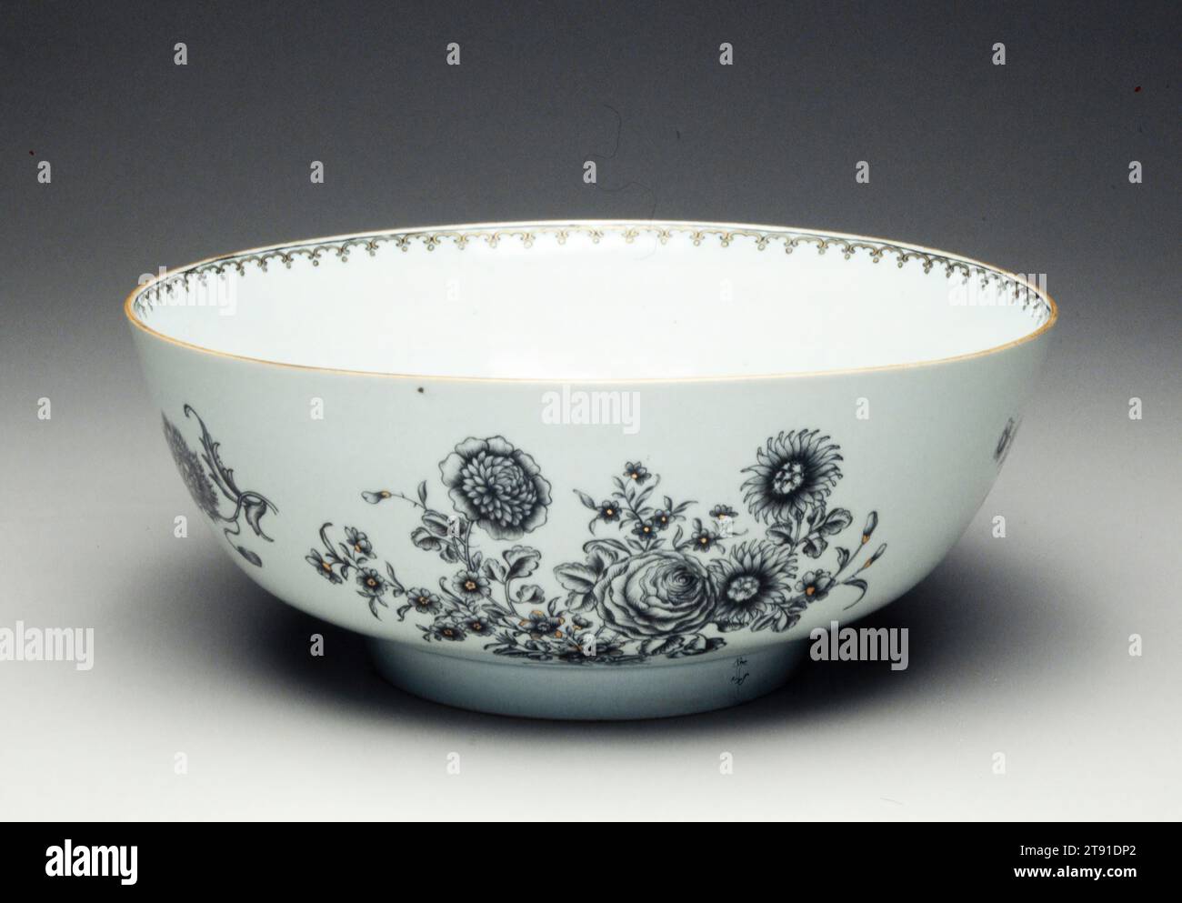 Punch Bowl con banconota svedese, c. 1762, 5 1/4 x 12 1/2 pollici (13,34 x 31,75 cm), Porcellana, Cina, XVIII secolo, dagli anni '1730 alla metà degli anni '1800, la compagnia svedese delle Indie Orientali lasciò regolarmente Gothenburg diretta a Canton dove, dopo quasi un anno in mare, acquistarono sete, tè, spezie e porcellana. I ricchi consumatori svedesi furono tra i primi in Europa a ordinare porcellana personalizzata con stemmi, ritratti o paesaggi scandinavi. Le fonti per queste decorazioni furono inviate in Cina sotto forma di disegni, stampe, libretti Foto Stock
