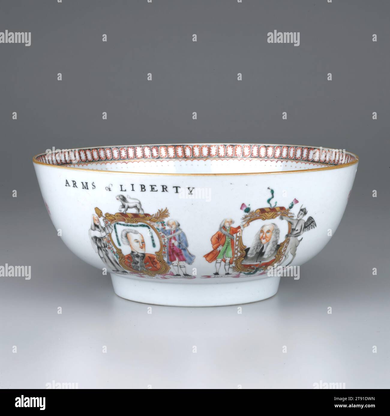 Recipiente per punch Arms of Liberty, c. 1770, 4 1/4 x 10 poll. (10,8 x 25,4 cm), Porcellana, Cina, XVIII secolo, lo pseudo-armoriale di questo punch Bowl fu satiricamente attratto da figure politiche inglesi della fine degli anni '1760 per la loro opposizione a John Wilkes (1727-97). Sostenitore delle libertà civili e dell'indipendenza americana, Wilkes fu eletto più volte alla camera dei comuni, ma ripetutamente espulso per aver attaccato re Giorgio III e i suoi lealisti Foto Stock