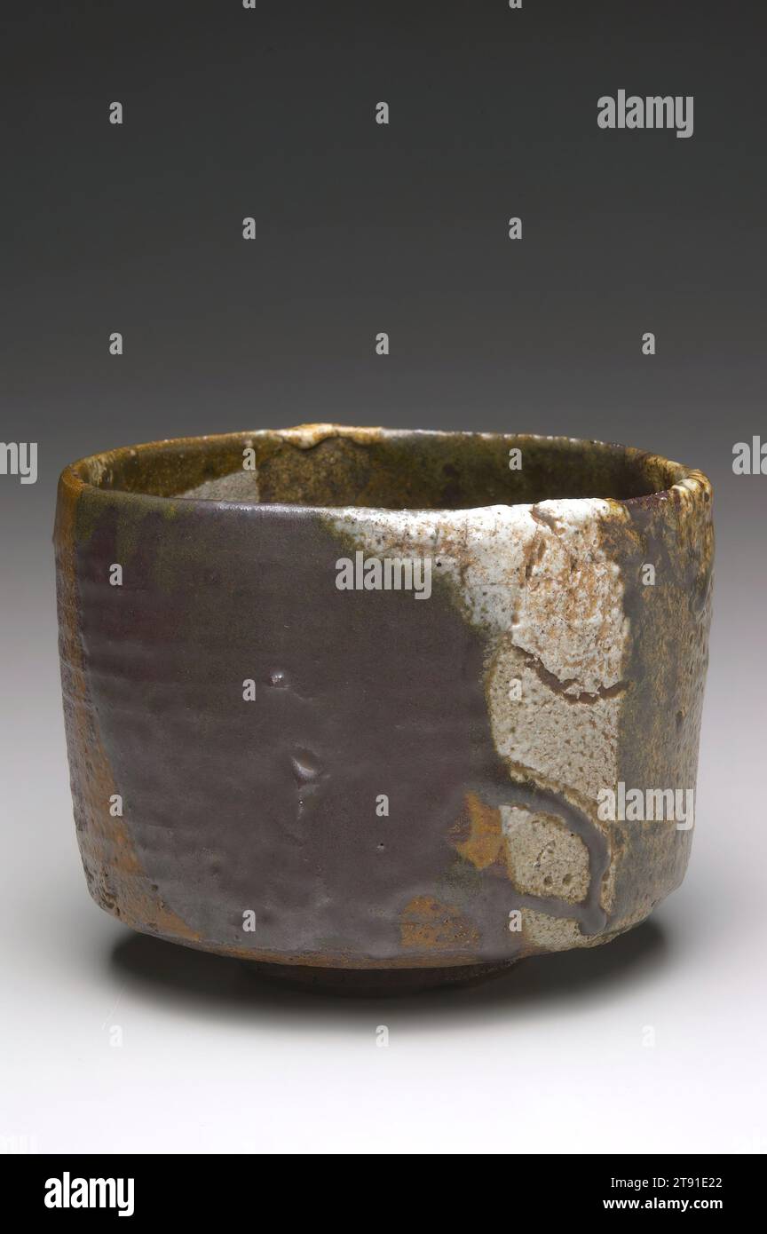 Ciotola da tè, 17th Century, sconosciuto giapponese, 3-5/16 x 4-5/16 x 3-3/4 poll. (8,4 x 11,0 x 9,5 cm), ceramica Ko-Satsuma; gres con decorazioni a scivolo e smalto, Giappone, Ko-Satsuma, ceramisti coreani fondarono per la prima volta i forni Satsuma sull'isola giapponese meridionale di Kyushu alla fine degli anni '1500 Rispondendo ai gusti dei maestri del tè dell'epoca, i vasai di Satsuma produssero una varietà di prodotti da tè, in particolare ciotole e caddie da tè. Questa ciotola è stata decorata con spesse strisce irregolari di scivoli di argilla bianca e nera e glassa verde. I suoi toni cupi e la forma irregolare si accordano bene con il wabi Foto Stock