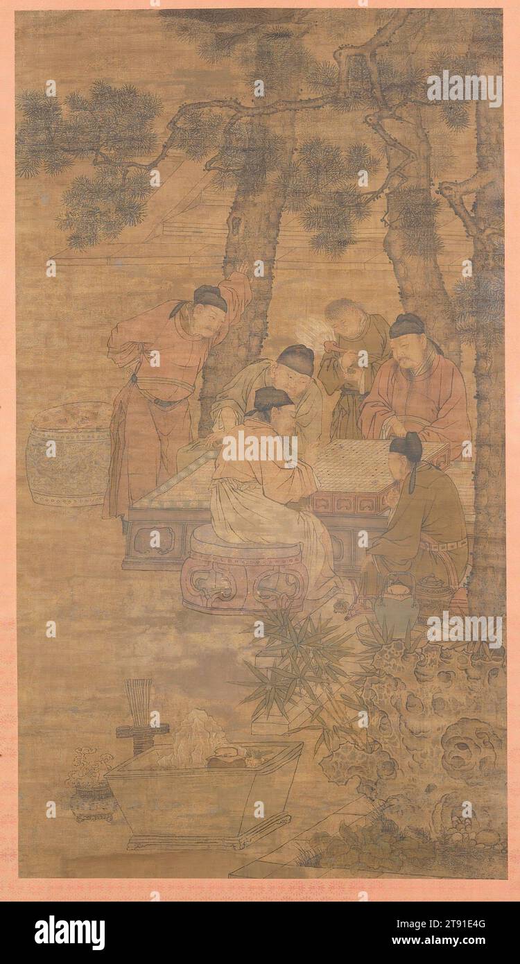 Studiosi che giocano "Go" sotto Pine Trees, XIV secolo, 48 1/8 x 27 3/16" (122,24 x 69,06 cm) (immagine)86 x 29 5/16" (218,44 x 74,45 cm) (senza rullo), inchiostro e colore su seta, Cina, XIV secolo, questo dipinto raffigura un gruppo di cinque studiosi che si divertono a giocare in un ambiente all'aperto. Era una tradizione confuciana che gli studiosi fossero incarnazioni della perfezione morale, intellettuale e artistica. Gli antichi giochi da tavolo di Go (weiqi), gli scacchi cinesi (xiangqi) e i doppi six (liubo) simboleggiavano questo prezioso tratto di raffinatezza intellettuale. Quattro dei partecipanti sono seduti su sgabelli. Foto Stock