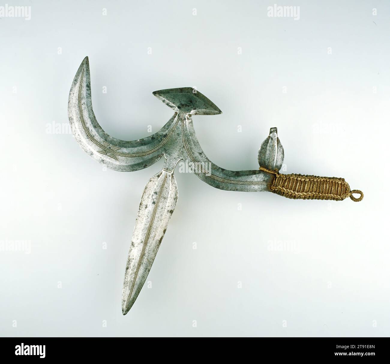 Coltello lanciatore, inizio XX secolo, 18 x 1 1/8 x 14 pollici (45,72 x 2,86 x 35,56 cm), metallo, tessuto, fibra vegetale, Repubblica Democratica del Congo, XX secolo Foto Stock