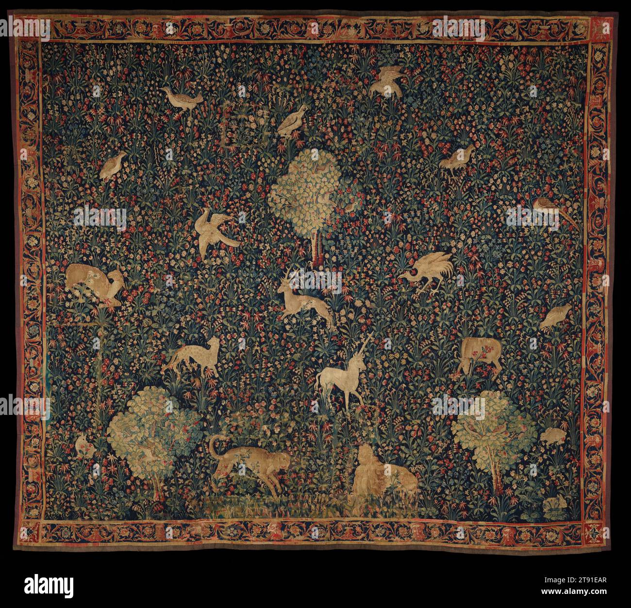 Arazzo allegorico "Millefleurs" con animali, c. 1530-1545, 138 7/8 x 157 3/4 poll. (352,74 x 400,69 cm) (irregolare), lana, seta; tessitura per arazzi, Belgio, nel XVI secolo, gli arazzi Millefleurs (migliaia di fiori) divennero popolari nel tardo Medioevo. Alcuni contenevano solo fiori; altri, come questo, includevano animali e uccelli. Nella foto sono raffigurati animali comuni come cervi e conigli, nonché creature esotiche come leone, leopardo e unicorno. Sono simbolici e decorativi. L'unicorno, per esempio, rappresenta Cristo o la Vergine Maria. Foto Stock