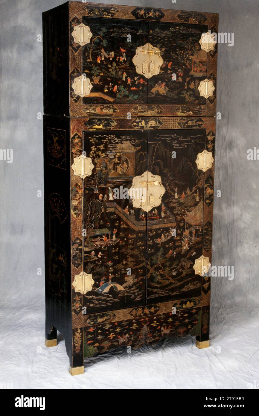 Armadio armadio composto, inizio XVII secolo, 103 7/8 x 46 3/4 x 5/8 pollici (263,84 x 118,75 x 62,55 cm), lacca su anima in legno tenero, Cina, XVII secolo, realizzata con sezioni superiore e inferiore separate, gli armadi di stoccaggio composti erano grandi e imponenti, specialmente se disposti a coppie. In termini di costruzione, questi armadi rientrano nel gruppo chiamato "quadrato-angolato", un tipo che tipicamente impiegava cerniere hardware prominenti montate a filo e chiusure decorative. La letteratura della dinastia Ming fa più menzioni di mobili laccati che di legno duro Foto Stock