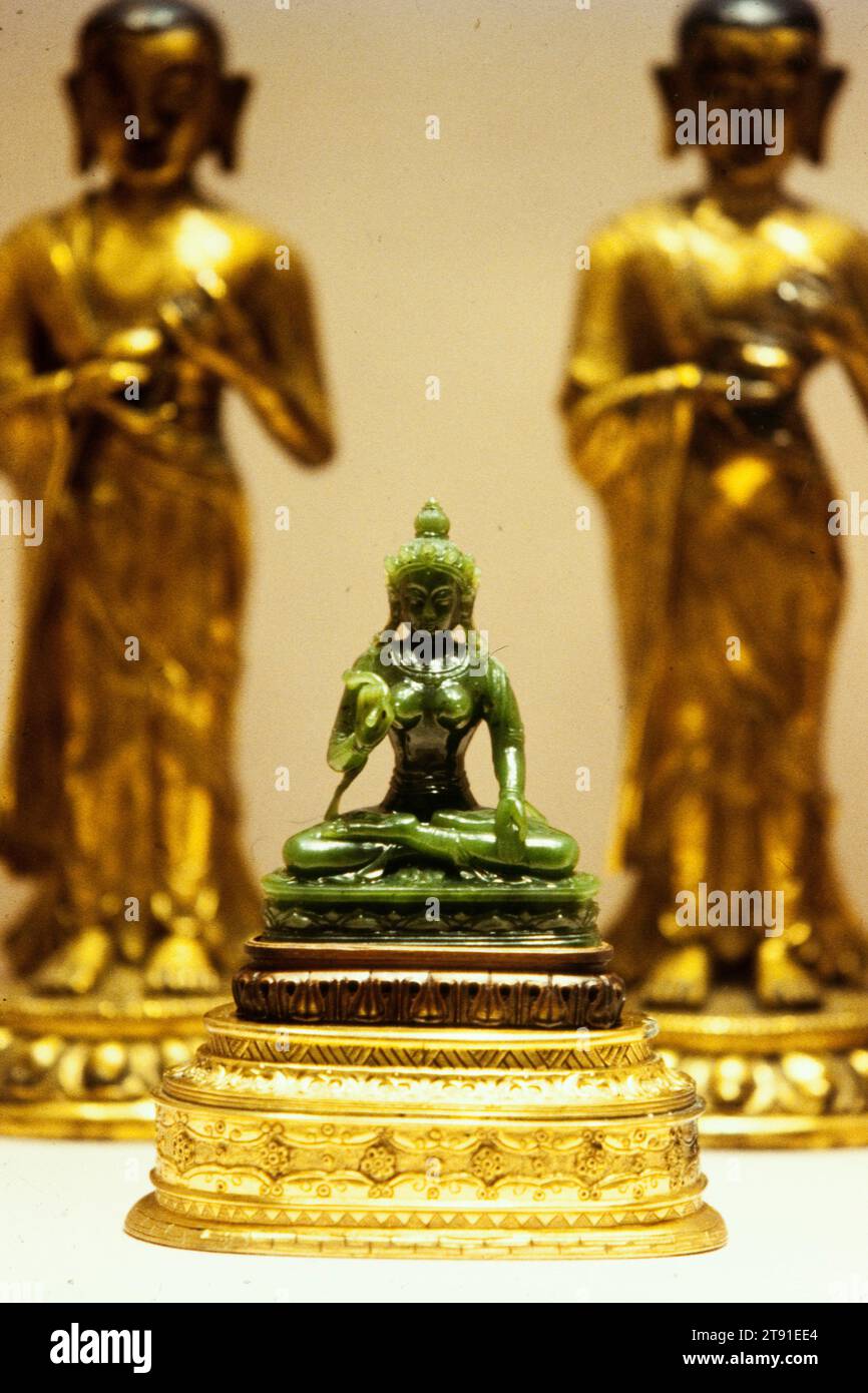Sgrol-ma, periodo lungo Qian, 1723-1735, 4 x 3 poll. (10,16 x 7,62 cm), giada verde e bronzo dorato, Cina, XVIII secolo, insieme alla Tara bianca, la Tara verde, come dea della misericordia e consorte di Avalokitesvara, è una delle divinità più popolari del buddismo tibetano. Una leggenda ben nota collega entrambe queste dee alle pie mogli del re buddista tibetano del VII secolo Songs-bstan SGAM-po. La storia descrive il re come un'incarnazione del grande bodhisattva Avalokitesvara, la sua regina nepalese come quella dei Tara verdi, e la sua regina cinese come quella dei Tara bianchi Foto Stock