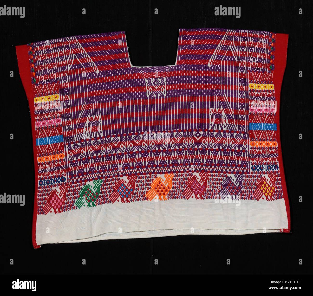 Blusa da donna (Huipil), c. 1980, 19 1/4 x 25 poll. (48,9 x 63,5 cm), cotone; fantasia a trama supplementare discontinua, Guatemala, XX secolo Foto Stock