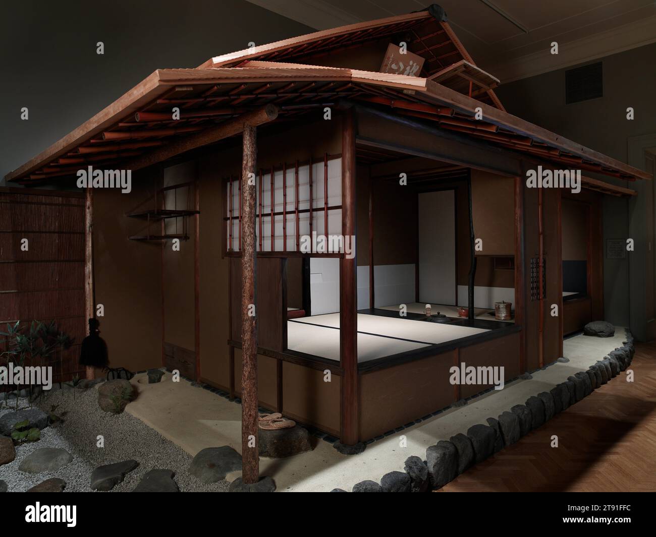 Replica del Saan Teahouse a Daitokuji Gyokurin-in, Kyoto, 2001 (costruito), Yasuimoku Komuten Company Ltd., Giappone, XXI secolo, l'élite guerriera dominante del Giappone ha tenuto per la prima volta sontuosi incontri di tè nelle loro sale di ricevimento formali. Mentre maestri del tè come Murata Shukō (1422-1502), Takeno Jōō (1502-1555) e Sen Rikyū (1520-1591) iniziarono a sostenere la pratica del tè wabi (rustico) nel XVI secolo, iniziarono a essere costruite case da tè separate e appositamente progettate. Shukō introdusse uno stile architettonico chiamato sōan, letteralmente "capanna d'erba". Le case da tè di Sōan erano piccole e costruite con materiali umili Foto Stock