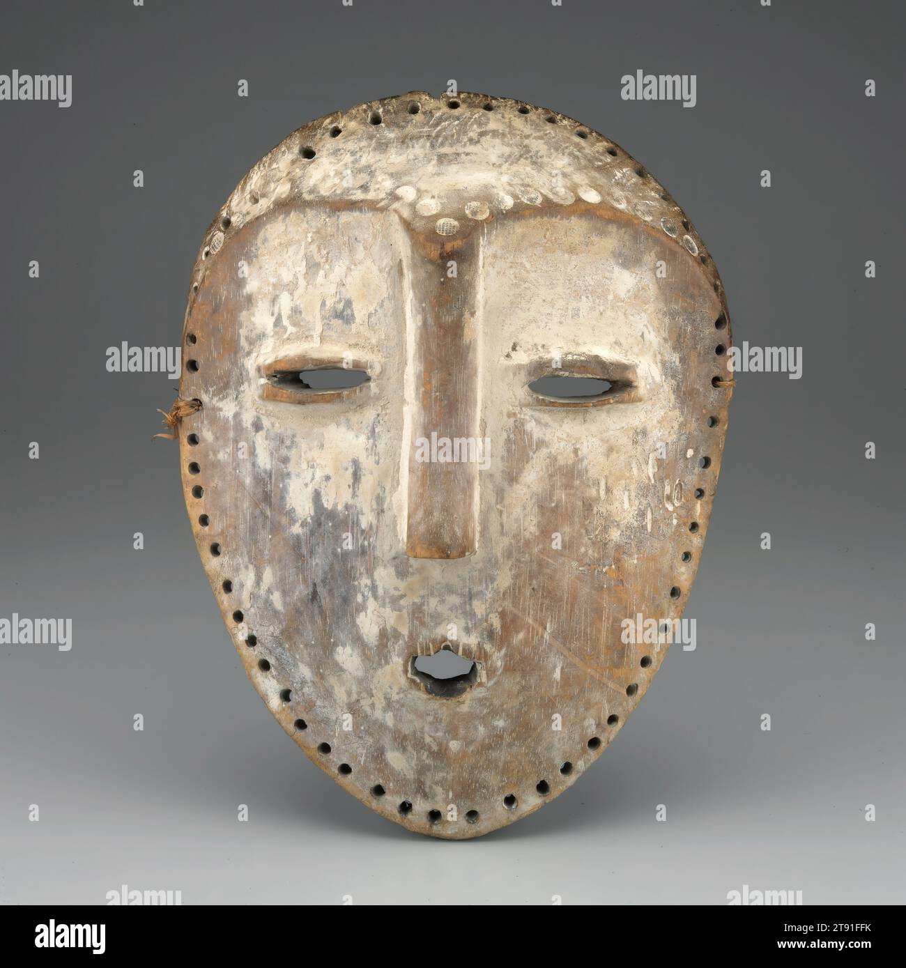 Maschera Bwami Society, XIX-XX secolo, 13-3/4 x 10-5/8 x 5 pollici (34,9 x 27,0 x 12,7 cm), legno, caolino, fibre vegetali, Repubblica Democratica del Congo, XIX-XX secolo Foto Stock