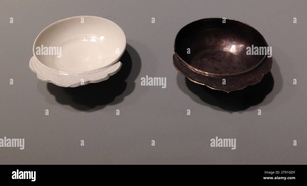 Lavastoviglie in porcellana, XI-XII secolo, 1 5/16 x 4 3/16 x 3 7/16 poll. (3,33 x 10,64 x 8,73 cm), porcellana di tipo Hua-chou con decorazioni stampate sotto uno smalto trasparente, Cina, XI-XII secolo, alcune delle prime ceramiche bianche cinesi sono state modellate con utensili in argento contemporanei. Considerate allo stesso modo attraenti, le luccicanti porcellane bianche della tarda Tang e Song (960-1279), mentre più fragili dei vasi d'oro o d'argento che emulavano, erano comunque più economiche e facili da mantenere Foto Stock