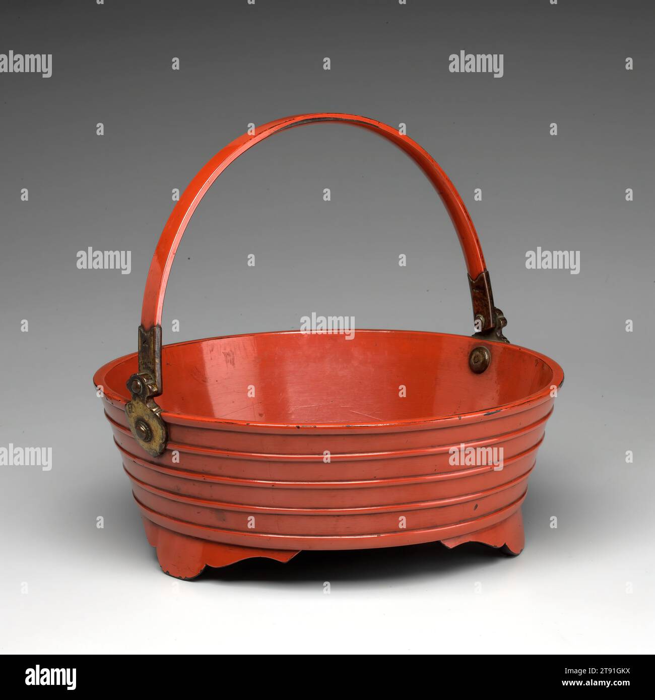 Lavabo con balle e gambe, XV secolo, giapponese sconosciuto, 6 x 13 11/16 x 14 pollici (15,24 x 34,77 x 35,56 cm) (senza manico esteso), ceramiche Negoro; lacca su nucleo di legno con accessori in metallo dorato, Giappone, Negoro, il bacino Negoro-ware originariamente conteneva acqua per risciacquare le mani in preparazione di una cerimonia di pentimento buddista eseguita il quindicesimo giorno di ogni mese. Il termine negoro si riferisce a oggetti semplici ma eleganti ricoperti da strati di base di lacca nera su cui veniva applicata la lacca rossa. Grazie all'uso ripetuto, il rosso si consuma, rivelando la lacca nera Foto Stock