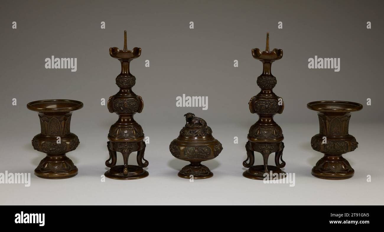 Vaso di fiori, da un altare buddista a cinque pezzi, XVIII secolo, sconosciuto giapponese, 5 3/16 x 4 x 4 pollici (13,18 x 10,16 x 10,16 cm), Bronzo, Giappone, XVIII secolo, Asia orientale, i buddisti collocano incenso, fiori e luce (candele) davanti alle immagini sacre come espressione di omaggio e per aumentare la magnificenza della sala di culto. Si crede che l'incenso purifichi lo spazio, i fiori costituiscono un'offerta o un dono alla diete, e la luce illumina simbolicamente l'oscurità dell'ignoranza. I set di altare costituiti da vasi di fiori, portacandele e bruciatori di incenso furono portati per la prima volta in Giappone Foto Stock