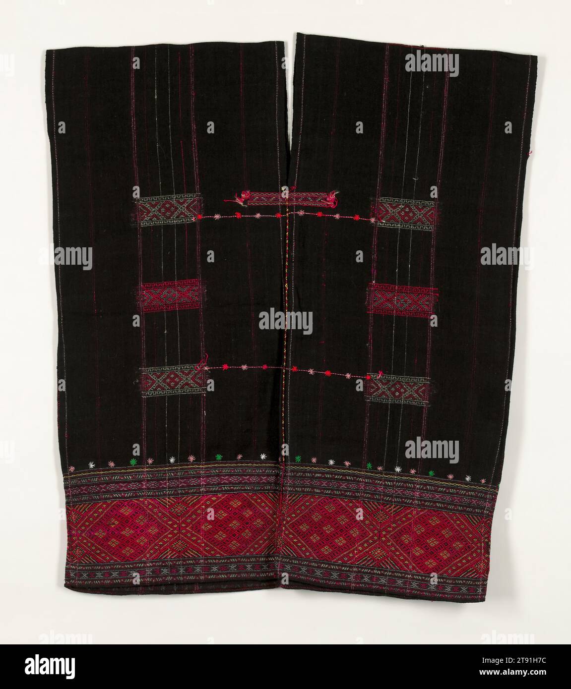 Blusa da donna, 20° secolo, 35 1/2 x 31 1/4 cm (90,17 x 79,38 cm), cotone; fantasia a trama supplementare, Myanmar (Birmania), 20th Century Foto Stock