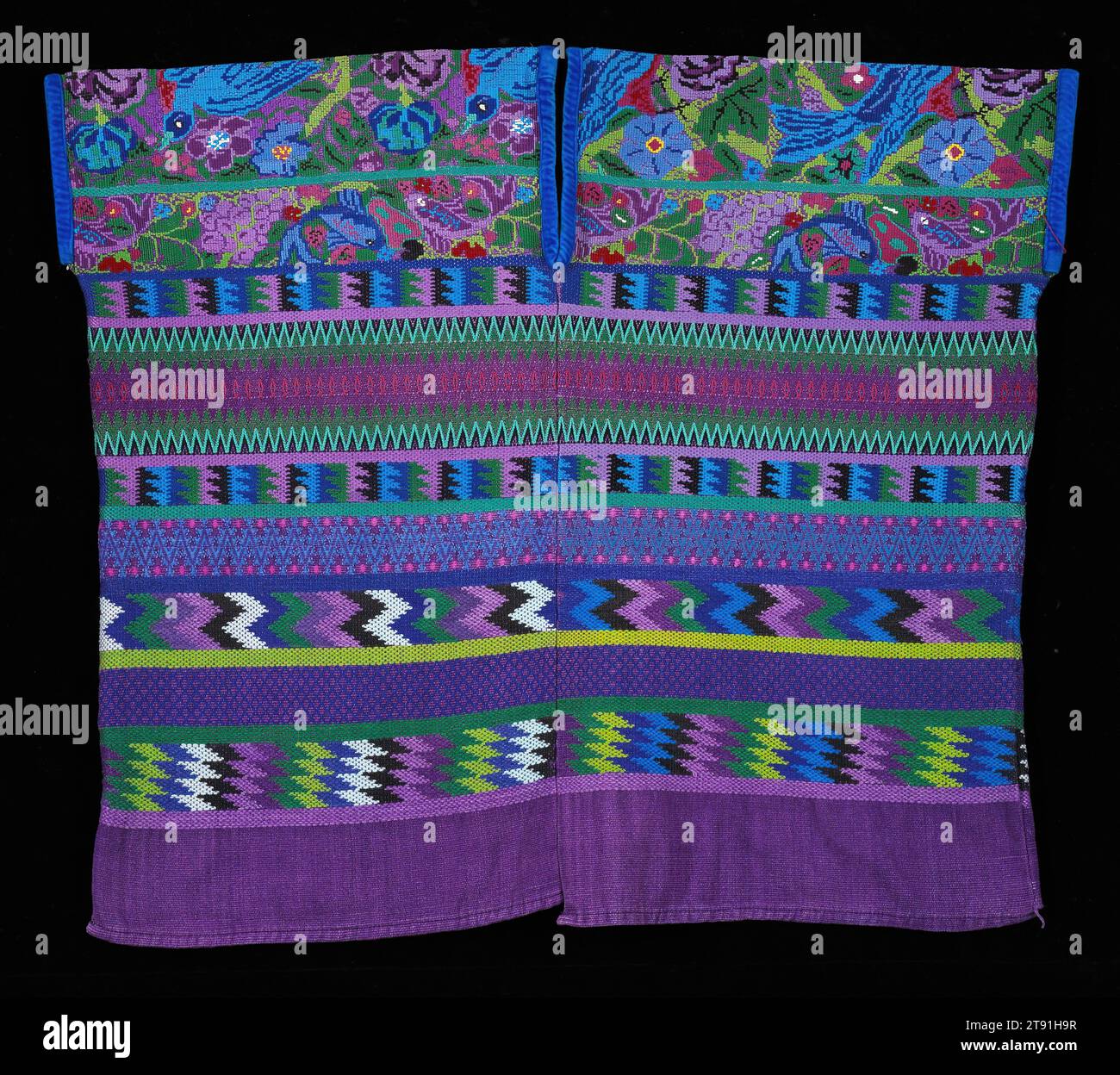 Blusa (huipil), c. 1980, 23 x 27" (58,42 x 68,58 cm), cotone, Guatemala, XX secolo, i tessitori altamente qualificati di San Antonio Aguas Calientes, Guatemala, producono alcuni dei tessuti più raffinati, complessi e famosi della regione. Sono noti per la loro tecnica di tessitura a doppia faccia, che produce modelli identici su entrambi i lati del tessuto Foto Stock