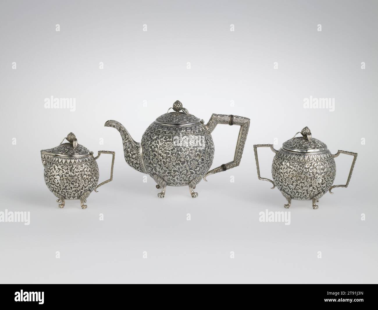 Teiera, da un set da tè da tre pezzi, c. 1885, 6 1/2 x 9 1/2 x 4 15/16 pollici (16,51 x 24,13 x 12,54 cm), argento, guscio tartaruga, India, XIX secolo, l'esposizione internazionale del 1888 a Glasgow, in Scozia, ha fornito l'opportunità di vantare i risultati ottenuti dalla città in campo industriale, scientifico e artistico. La fiera offriva anche ai Glaswegi un'occhiata alle culture più esotiche all'interno dell'Impero britannico, tra cui Australia, Sud Africa e India. L'esposizione più popolare alla fiera è stata l'Indian Pavilion. Foto Stock