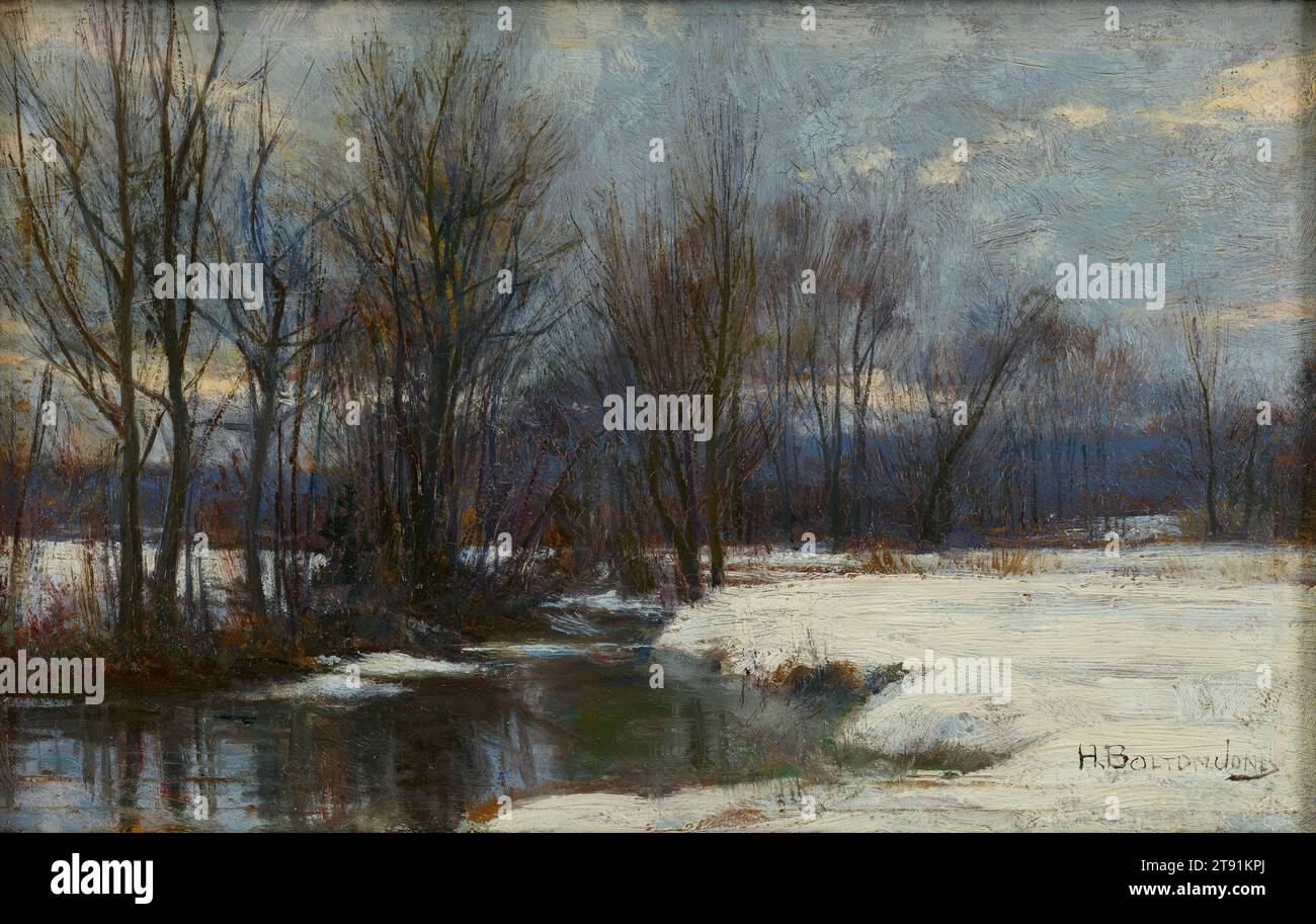 Winter Landscape, 19th Century, Hugh Bolton Jones, americano, 1848 - 1927, 7 x 1/8 poll. (17,78 x 28,26 cm) (tela)16 x 20 x 3 1/4 pollici (40,64 x 50,8 x 8,26 cm) (telaio esterno), olio su pannello, Stati Uniti, XIX secolo, ai suoi tempi, Hugh Bolton Jones era meglio conosciuto per i suoi dipinti sui prati del New England. I suoi paesaggi riflettono le idee della scuola del fiume Hudson, un gruppo di pittori che hanno impregnato le loro raffigurazioni del paesaggio americano di dramma ed emozione. Winter Landscape mostra anche Jones che sperimenta lo stile impressionista nelle sue scelte di colore e nella tecnica della pennellata Foto Stock