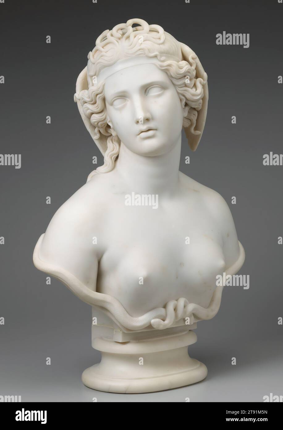 Medusa, c. 1854, Harriet Goodhue Hosmer, americano, 1830-1908, 27 1/4 x 21 x 1/2 pollici (69,22 x 53,34 x 24,13 cm), Marble, Stati Uniti, XIX secolo, in un momento in cui meno dell'1% delle donne americane andava al college, Harriet Goodhue Hosmer studiò anatomia e si trasferì a Roma per studiare scultura. Nel 1858 ha fondato il suo studio di scultura a Roma, guidando una squadra di più di venti uomini. Hosmer spesso raffigurava figure femminili forti. Nella mitologia greca, Medusa era una bella donna che gli dei trasformarono in una Gorgone, una creatura con serpenti per capelli Foto Stock