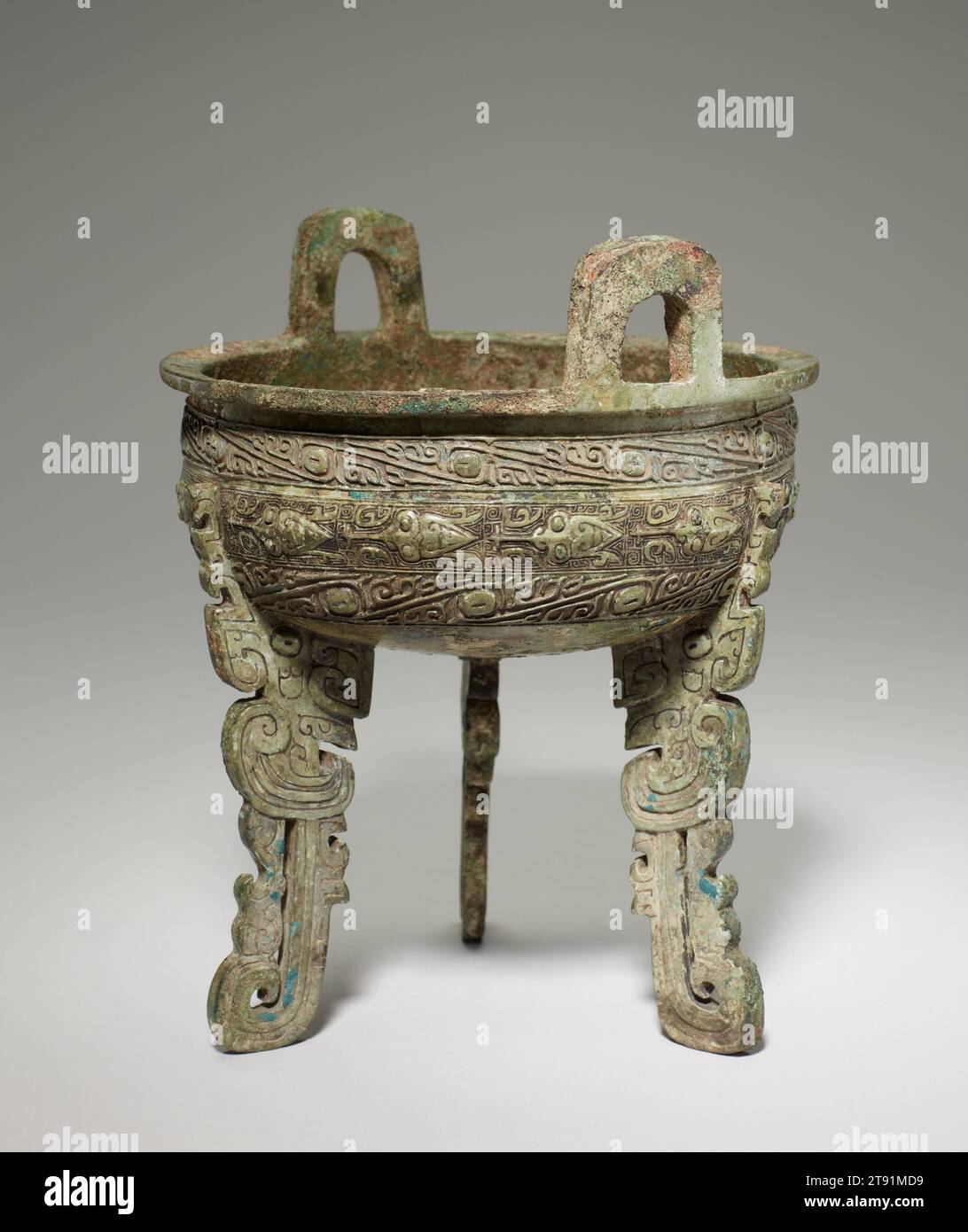 Recipiente alimentare Ding, XI-X secolo a.C., 7 11/16 x 6 1/4 x 6 5/16 pollici, 3,1 libbre (19,5 x 15,8 x 16 cm, 1,4 kg), Bronzo, Cina, XI-X secolo a.C., come per molti altri tipi di vasi in bronzo, il ding aveva un prototipo di ceramica risalente già alla cultura Peiligang del periodo neolitico (7000–5000 a.C. circa). Le versioni in bronzo del ding a zampe piatte cominciarono ad essere fuse all'inizio della dinastia Shang (1600–1300 a.C. circa). Le gambe piatte di quelle Shang ding erano per lo più a forma di draghi stilizzati. All'inizio del periodo Zhou occidentale (1046–977 a.C. circa), divenne popolare per le zampe di ding prendere la forma Foto Stock