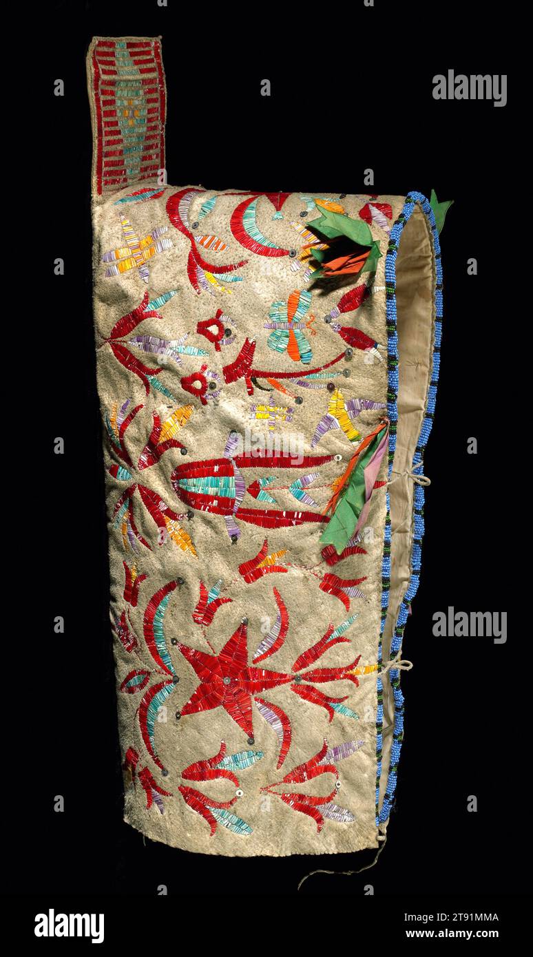 Coperchio della scheda base, c. 1880, 9 3/8 x 24 3/4 x 8 3/4 pollici (23,81 x 62,87 x 22,23 cm), Nascondi, battitacco, perline, nastro, paillettes, stoffa, Stati Uniti, XIX secolo, Cradle Covers erano di solito fatti dai parenti del bambino, e dati alla madre per usarli quando arriva il bambino. Le culle svolgono una funzione importante perché annida il bambino, e la culla può essere indossata sulla schiena della madre o messa sul fianco di un cavallo. Quelli altamente decorati sono particolarmente apprezzati perché simboleggiano l'orgoglio e l'amore del bambino e illustrano l'abilità degli artisti Foto Stock