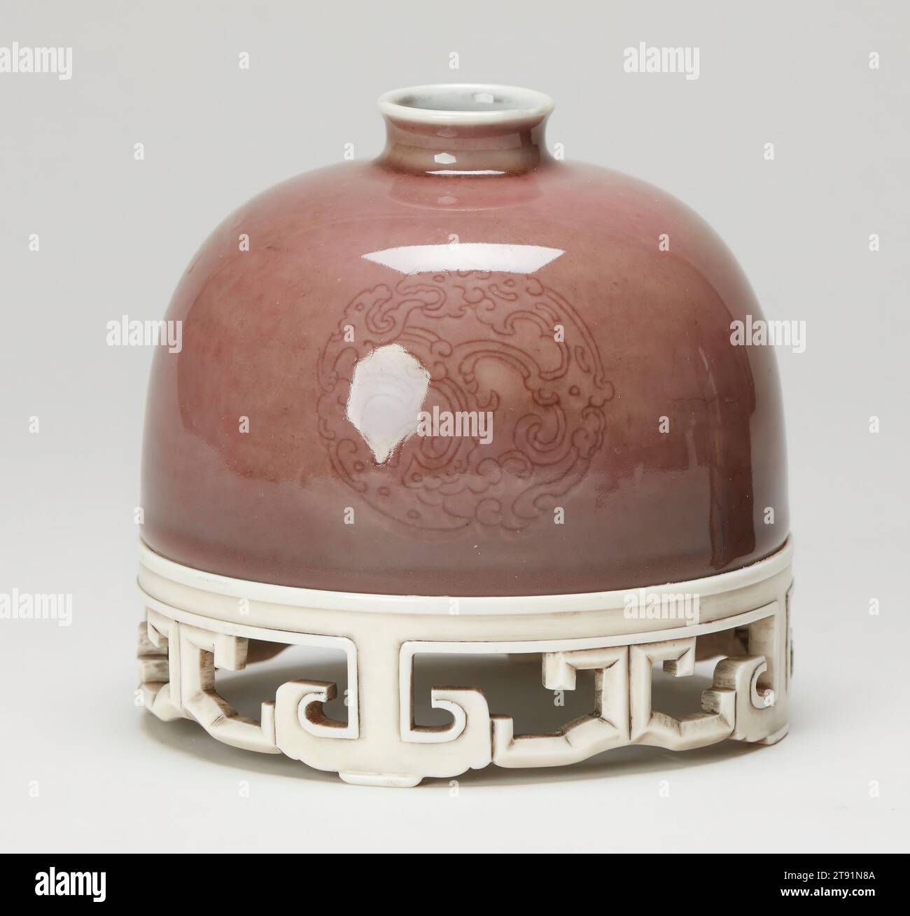 Vaso di fiori di pesca per lo Scholar's Desk, 1662-1722, 3 3/8 poll. (8,57 cm), porcellana con smalto di fiori di mare, recante marchi K'ang-hsi, Cina, XVII-XVIII secolo, tra i materiali considerati collezionabili dai letterati, la ceramica si classificava la più bassa. Tra i vasi destinati a contenere acqua per scrivere, tuttavia, porcellana e gres erano di gran lunga superiori agli altri materiali. Tre tipi di vasi di base divennero prevalenti sulla scrivania dello studioso per contenere l'acqua: Contagocce, vasetti di stoccaggio e lavastoviglie Foto Stock