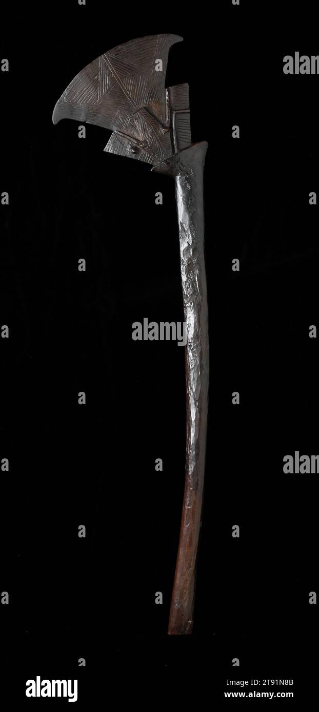 Dance Club (gugu), XIX secolo, 33 3/16 x 8 5/8 x 1 1/8 pollici (84,3 x 21,91 x 2,86 cm), legno, Isole Fiji, XIX secolo, i Club erano una delle forme d'arte più importanti delle Figi e si trovano in molte forme e stili. Beni preziosi, erano usati dagli uomini come armi, bacchette da ballo e come indicatori di rango. I club di questo tipo erano per ballare. Spesso erroneamente identificate con il loto, la loro forma deriva da una rappresentazione stilizzata del pesce piatto della farfalla, il gugu. Le parti diagonali estese sono le alette, e gli occhi alzati possono essere visti scolpiti dove la sezione superiore si conica verso l'interno Foto Stock