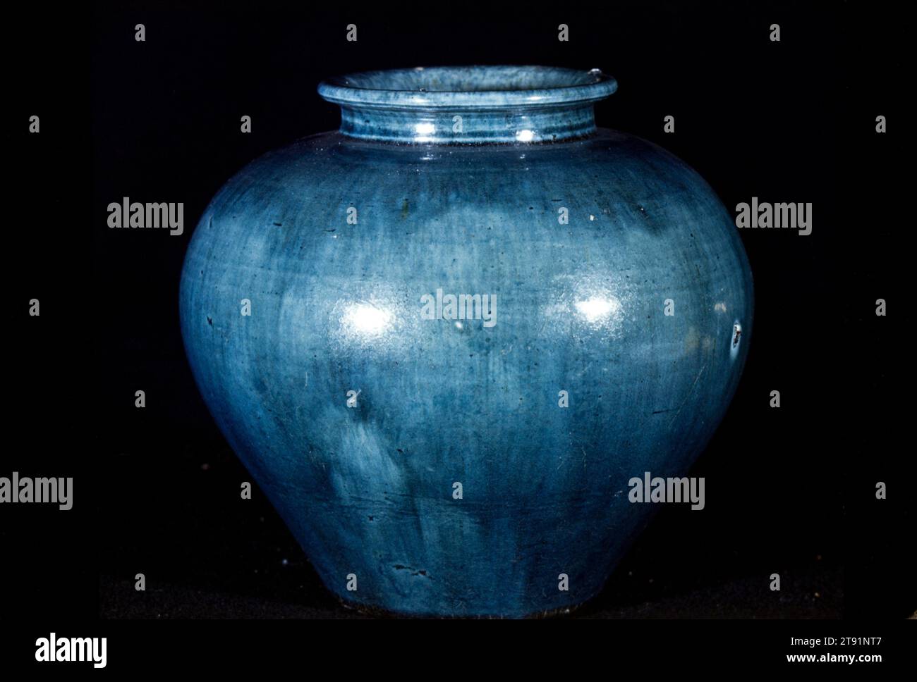 Jar, 618-906, di.6-3/4 poll., gres con glassa blu, Cina, VII-X secolo, questo primo vaso in gres non possiede l'alta traslucenza della vera porcellana. La sua forma è un prodotto di tradizione sia nativa che straniera, ma i contorni dinamici creati dalle sue alte spalle e dal suo corpo gonfio sono altamente caratteristici della dinastia Tang. Ricoperto di glassa di piombo blu, questo vaso potrebbe avere un coperchio in dotazione, che da allora è andato perso Foto Stock