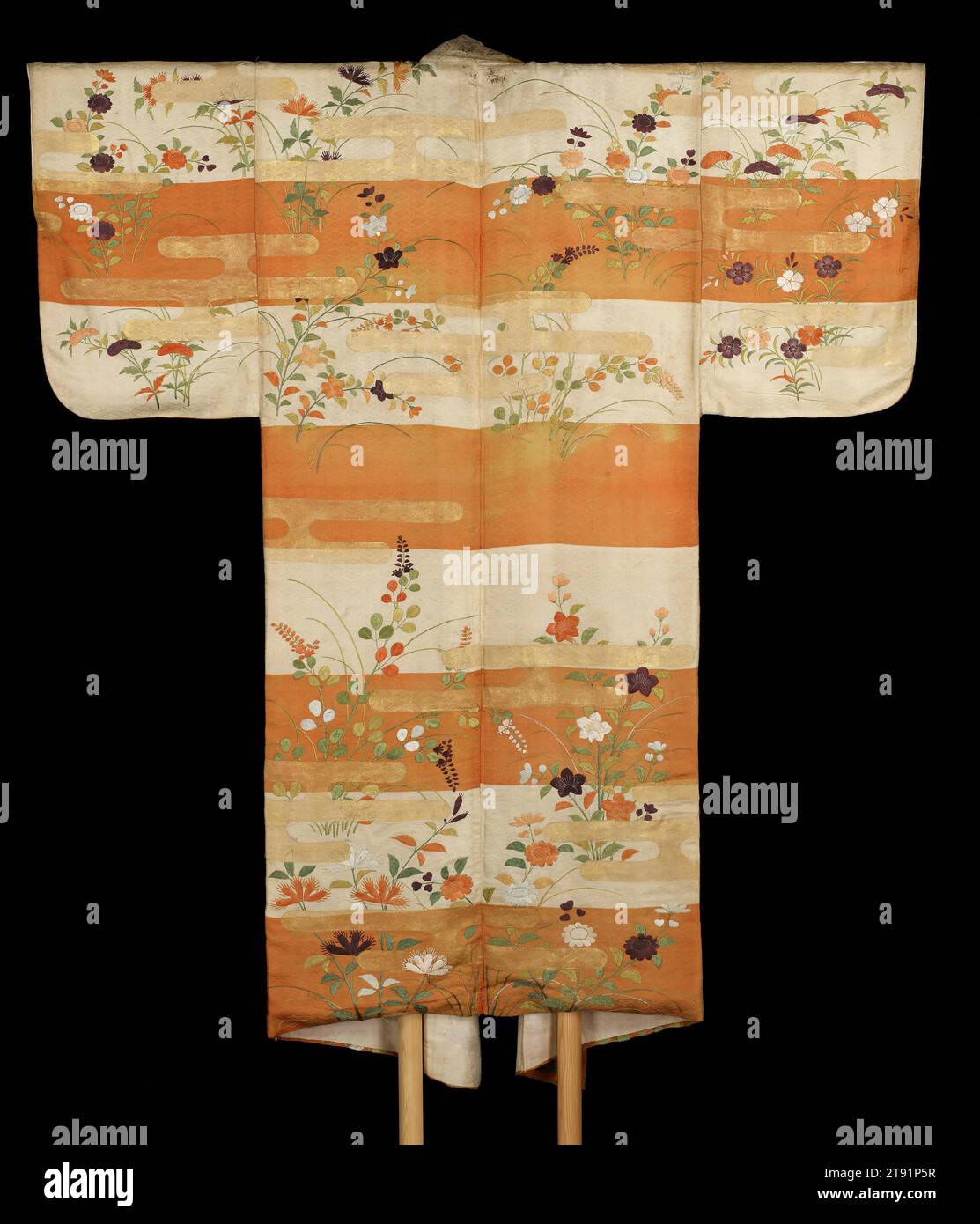Costume Noh (nuihaku) con fiori autunnali, metà del XVII secolo, sconosciuto giapponese, 53 1/4 x 65 pollici (135,26 x 165,1 cm), ricamo in seta e foglia d'oro su seta, Giappone, XVII secolo, nel dramma musicale tradizionale giapponese chiamato Noh, i personaggi femminili di solito indossano un abito sotto forma di questo, noto come nuihaku, sotto una veste esterna chiamata karaori. Gli accappatoi Nuihaku presentano una combinazione di design ricamati e foglie applicate in oro e argento. Qui, le fasce d'oro rappresentano la nebbia che galleggia in un prato autunnale tra i fiori, tra cui il cockscomb simile a una fiamma, dianthus Foto Stock